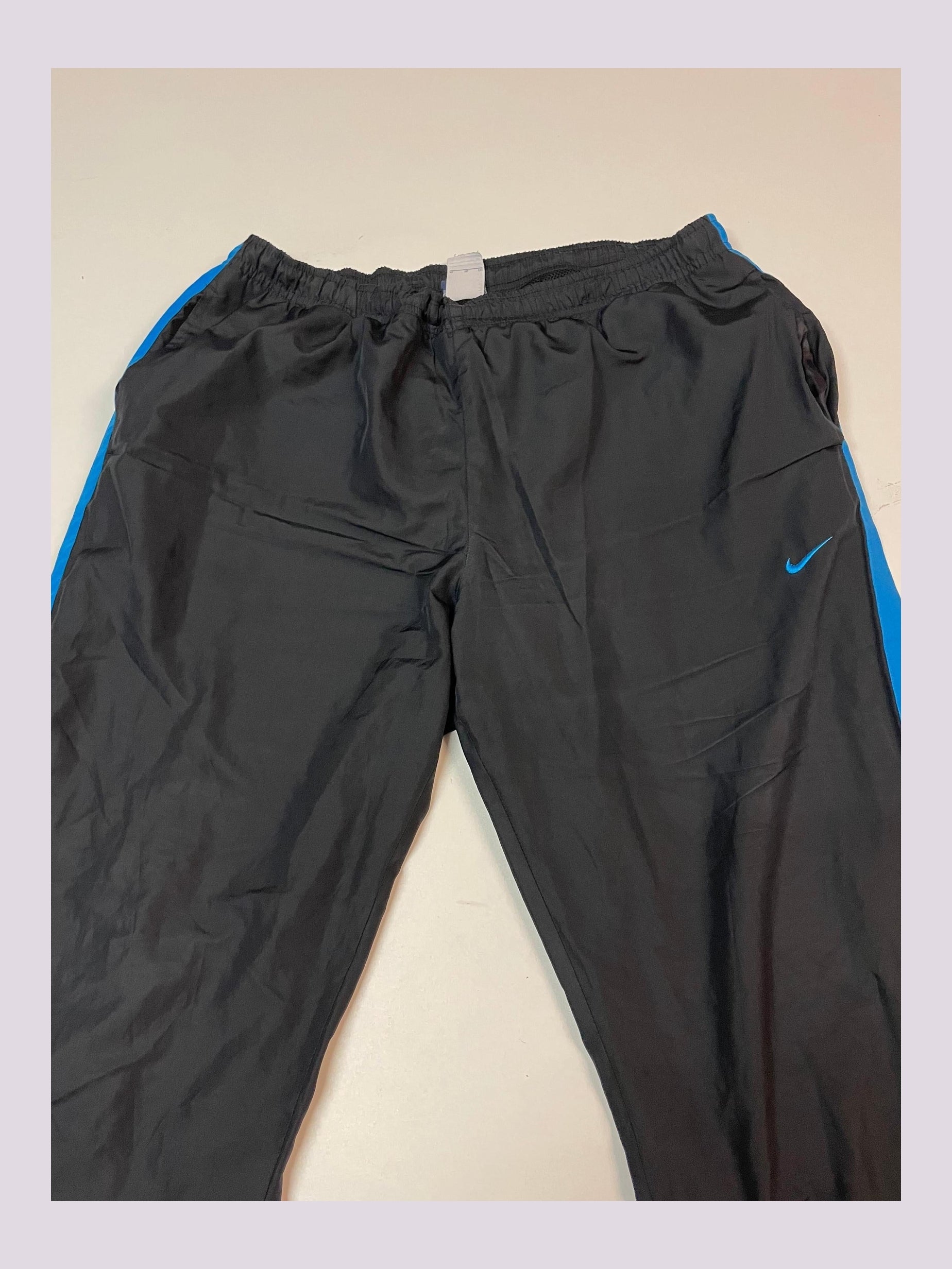 Entdecke unsere Vintage Track Pants von Nike und anderen Marken, erhältlich bei Valuxery.de - Dein Shop für trendige Vintage - Kleidung. Unsere Track Pants sind aus hochwertigen Materialien und