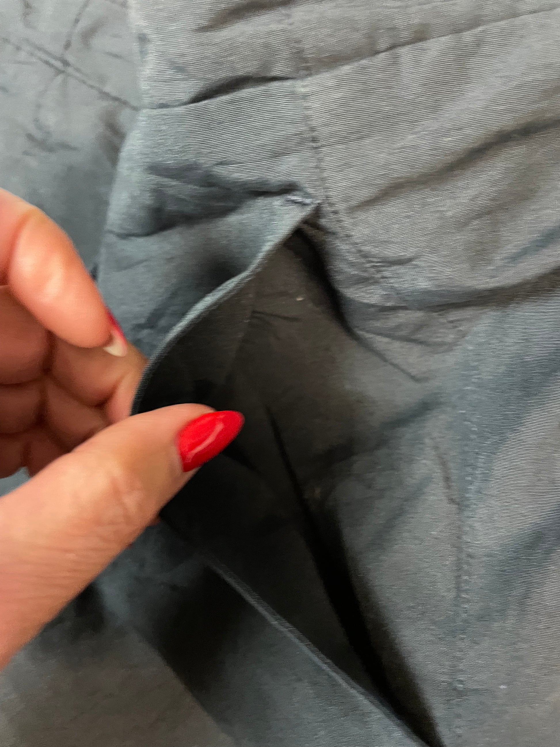 Entdecke unsere Vintage Track Pants von Nike und anderen Marken, erhältlich bei Valuxery.de - Dein Shop für trendige Vintage - Kleidung. Unsere Track Pants sind aus hochwertigen Materialien und