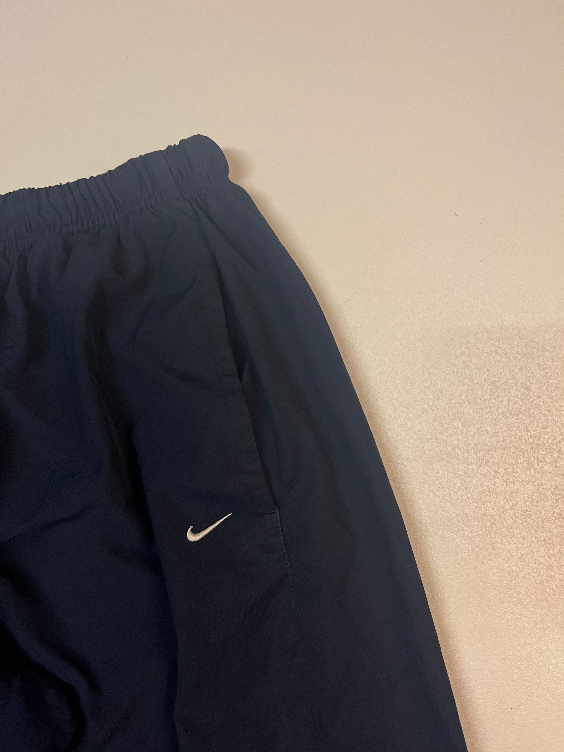 Entdecke unsere Vintage Track Pants von Nike und anderen Marken, erhältlich bei Valuxery.de - Dein Shop für trendige Vintage - Kleidung. Unsere Track Pants sind aus hochwertigen Materialien und