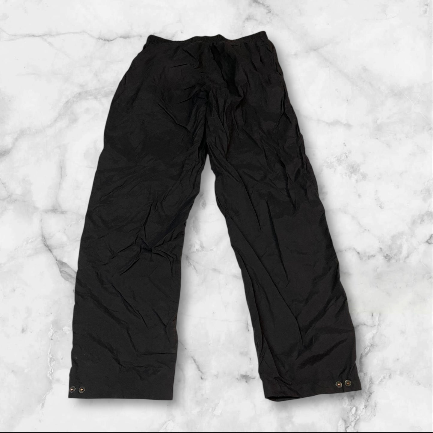 Entdecke unsere Vintage Track Pants von Nike und anderen Marken, erhältlich bei Valuxery.de - Dein Shop für trendige Vintage - Kleidung. Unsere Track Pants sind aus hochwertigen Materialien und