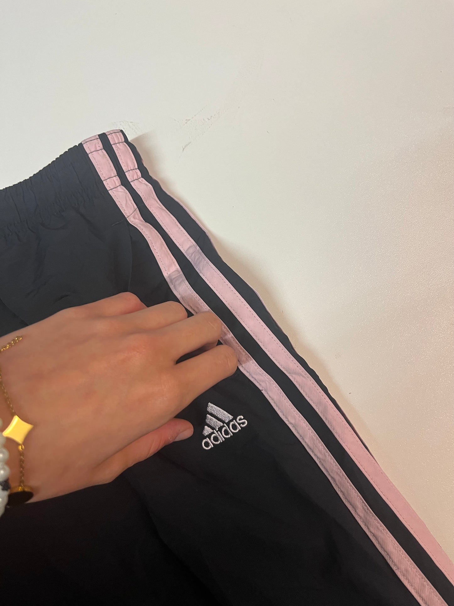 Entdecke unsere Vintage Track Pants von Nike und anderen Marken, erhältlich bei Valuxery.de - Dein Shop für trendige Vintage - Kleidung. Unsere Track Pants sind aus hochwertigen Materialien und