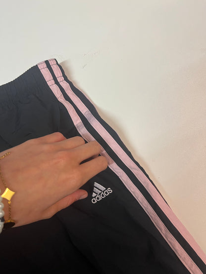 Entdecke unsere Vintage Track Pants von Nike und anderen Marken, erhältlich bei Valuxery.de - Dein Shop für trendige Vintage - Kleidung. Unsere Track Pants sind aus hochwertigen Materialien und