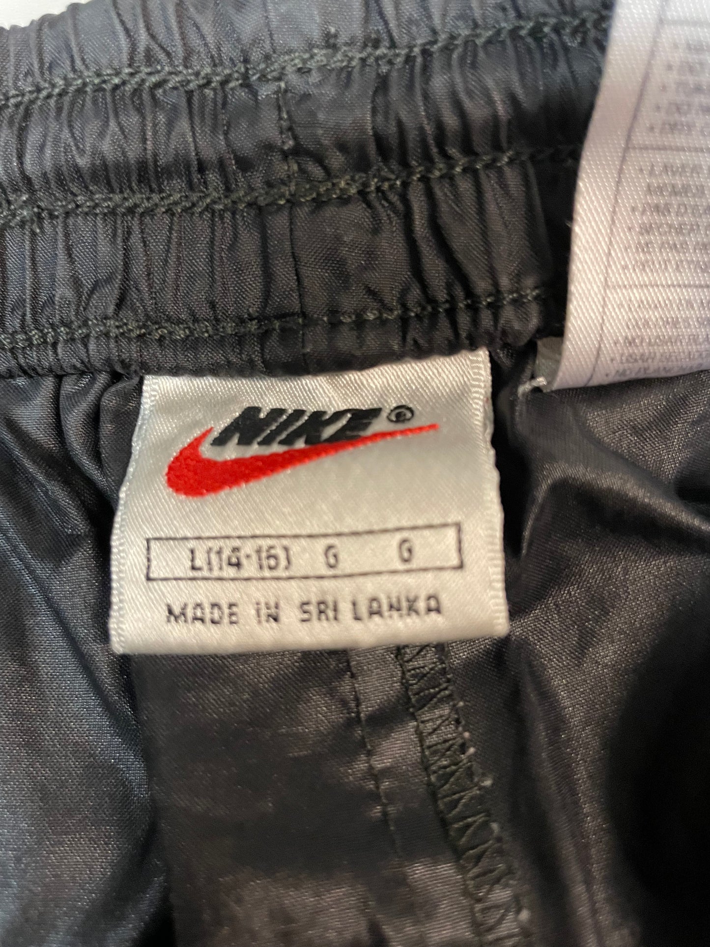 Entdecke unsere Vintage Track Pants von Nike und anderen Marken, erhältlich bei Valuxery.de - Dein Shop für trendige Vintage - Kleidung. Unsere Track Pants sind aus hochwertigen Materialien und