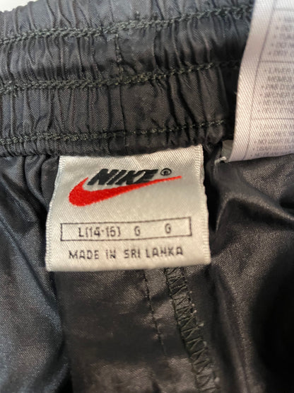 Entdecke unsere Vintage Track Pants von Nike und anderen Marken, erhältlich bei Valuxery.de - Dein Shop für trendige Vintage - Kleidung. Unsere Track Pants sind aus hochwertigen Materialien und