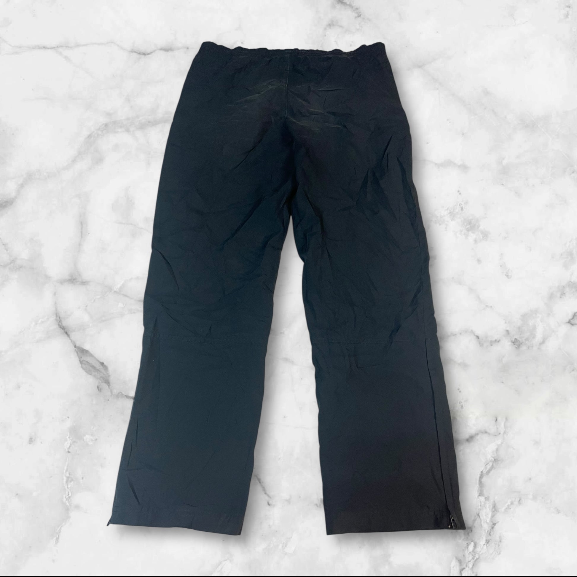 Entdecke unsere Vintage Track Pants von Nike und anderen Marken, erhältlich bei Valuxery.de - Dein Shop für trendige Vintage - Kleidung. Unsere Track Pants sind aus hochwertigen Materialien und
