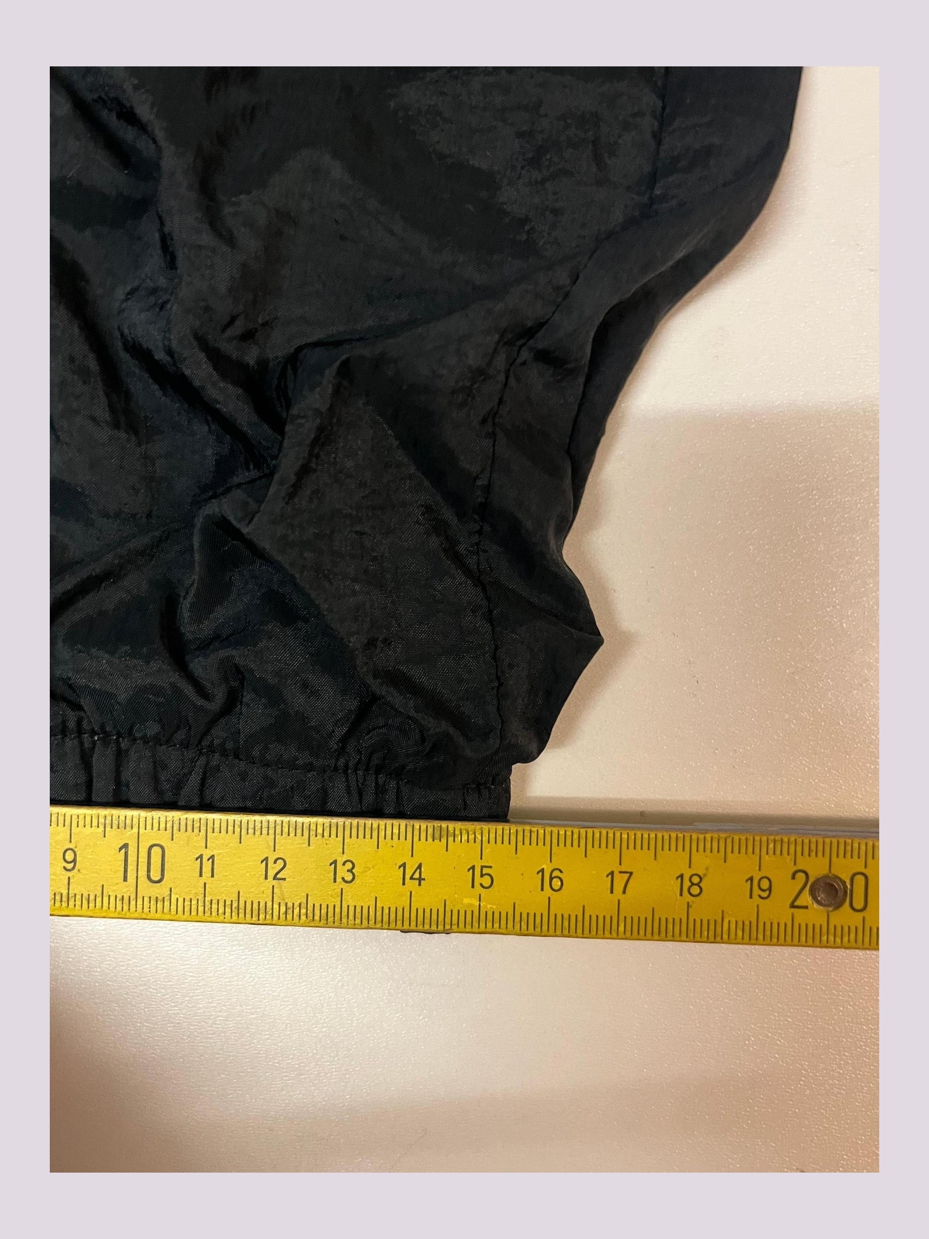 Entdecke unsere Vintage Track Pants von Nike und anderen Marken, erhältlich bei Valuxery.de - Dein Shop für trendige Vintage - Kleidung. Unsere Track Pants sind aus hochwertigen Materialien und