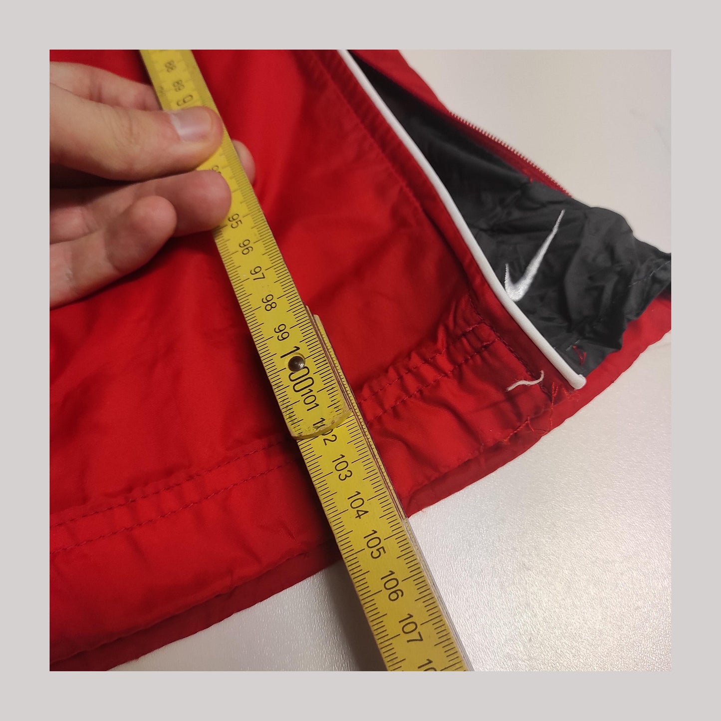 Entdecke unsere Vintage Track Pants von Nike und anderen Marken, erhältlich bei Valuxery.de - Dein Shop für trendige Vintage - Kleidung. Unsere Track Pants sind aus hochwertigen Materialien und