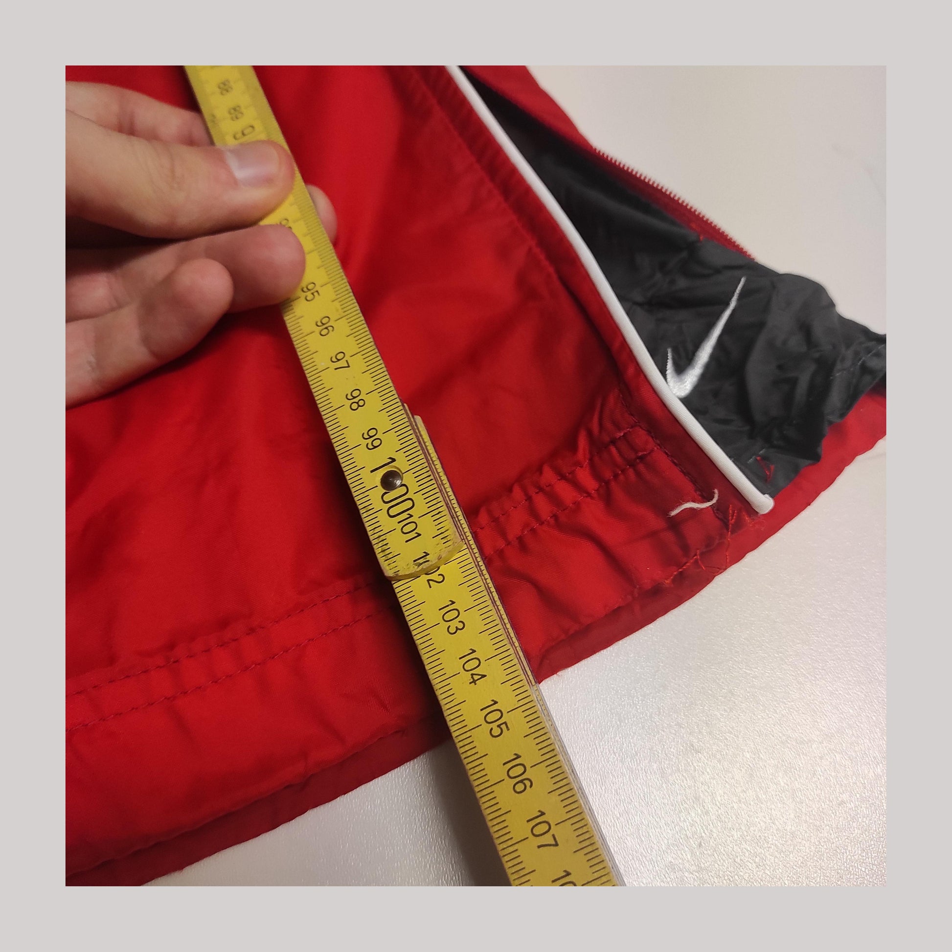 Entdecke unsere Vintage Track Pants von Nike und anderen Marken, erhältlich bei Valuxery.de - Dein Shop für trendige Vintage - Kleidung. Unsere Track Pants sind aus hochwertigen Materialien und