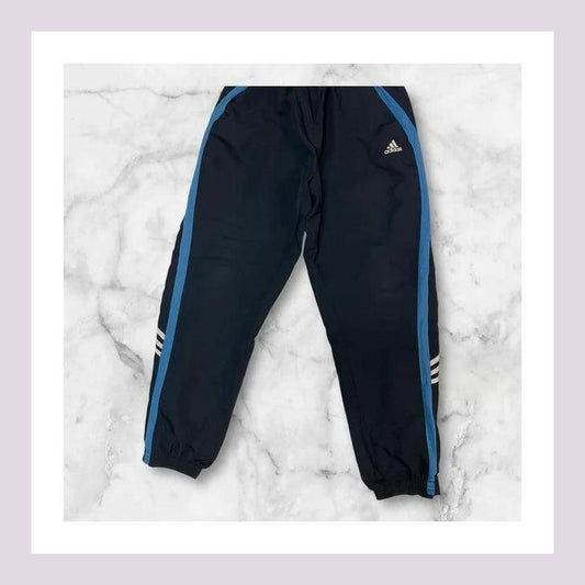 Entdecke unsere Vintage Track Pants von Nike und anderen Marken, erhältlich bei Valuxery.de - Dein Shop für trendige Vintage - Kleidung. Unsere Track Pants sind aus hochwertigen Materialien und