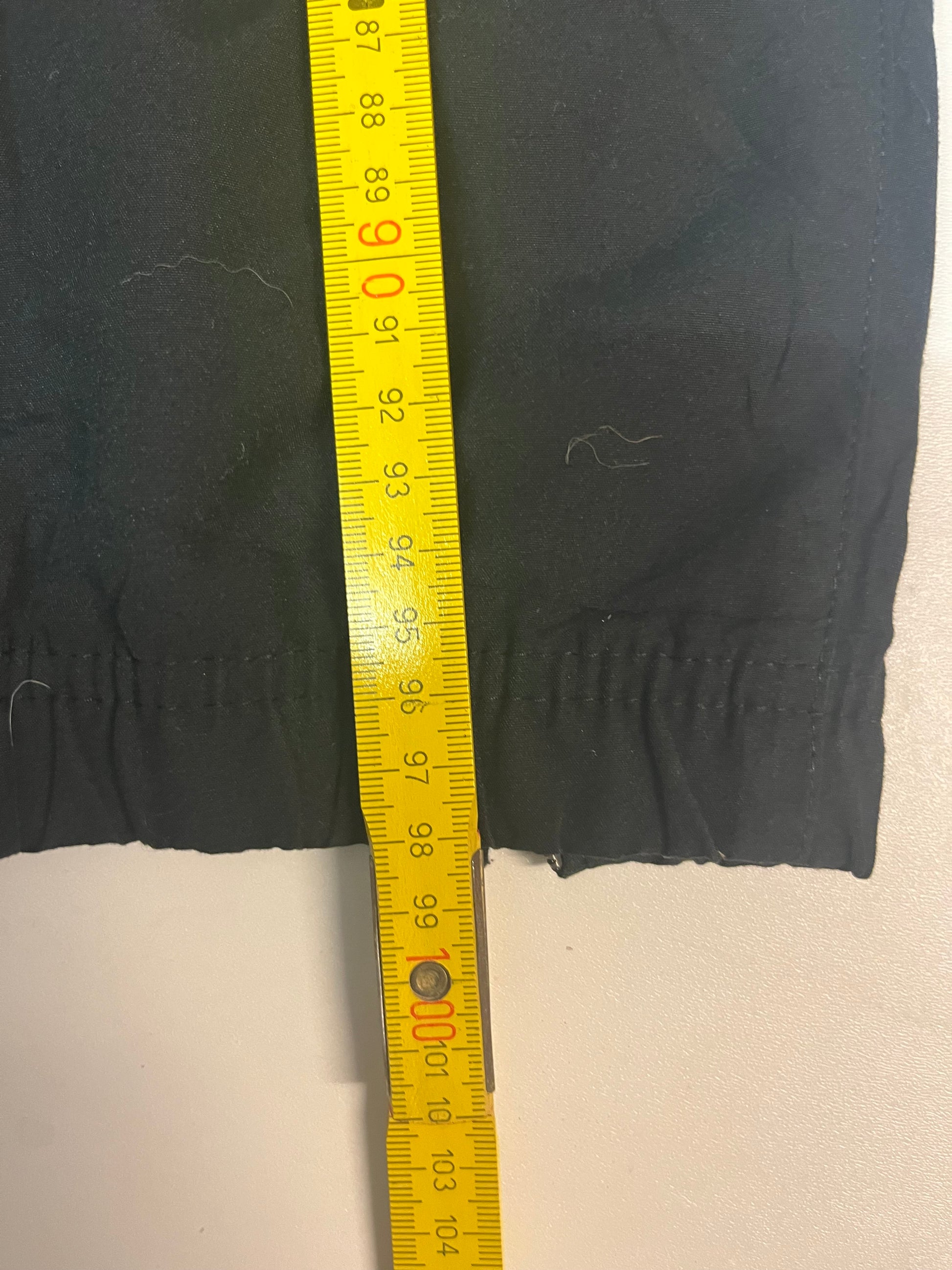 Entdecke unsere Vintage Track Pants von Nike und anderen Marken, erhältlich bei Valuxery.de - Dein Shop für trendige Vintage - Kleidung. Unsere Track Pants sind aus hochwertigen Materialien und