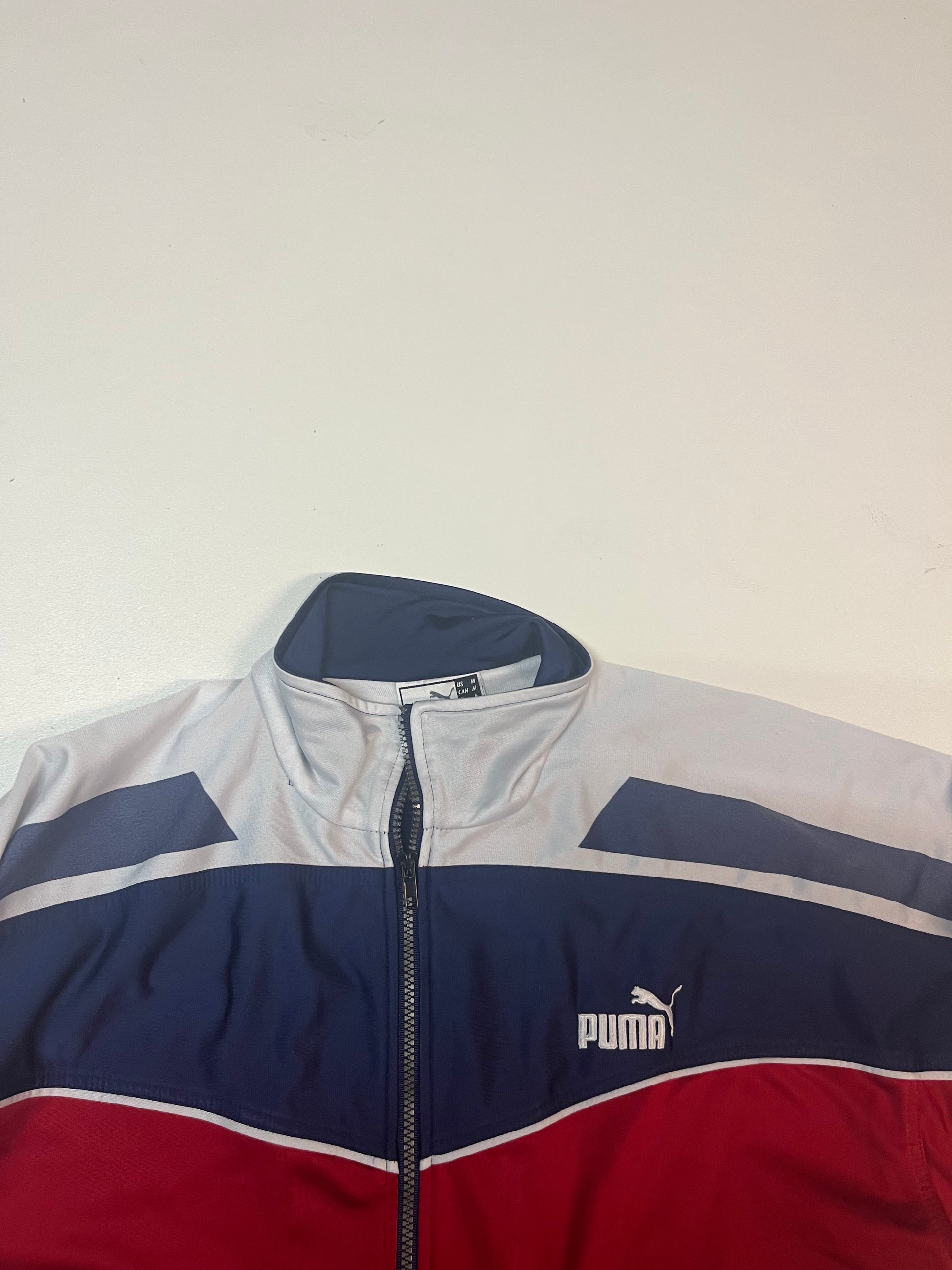 Entdecke unsere Vintage Track Pants von Nike und anderen Marken, erhältlich bei Valuxery.de - Dein Shop für trendige Vintage - Kleidung. Unsere Track Pants sind aus hochwertigen Materialien und