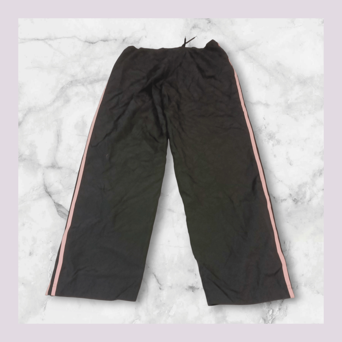 Entdecke unsere Vintage Track Pants von Nike und anderen Marken, erhältlich bei Valuxery.de - Dein Shop für trendige Vintage - Kleidung. Unsere Track Pants sind aus hochwertigen Materialien und