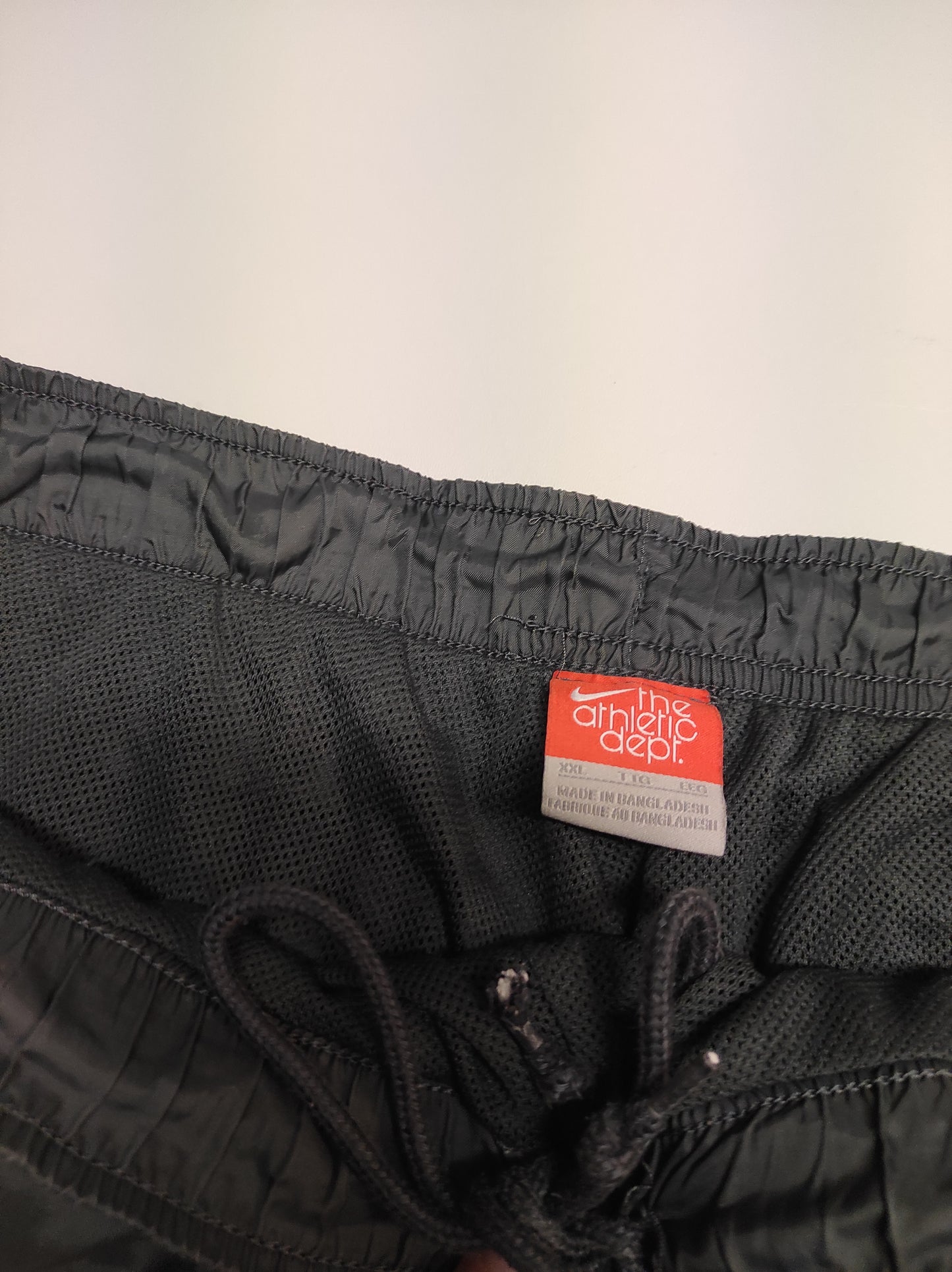 Entdecke unsere Vintage Track Pants von Nike und anderen Marken, erhältlich bei Valuxery.de - Dein Shop für trendige Vintage - Kleidung. Unsere Track Pants sind aus hochwertigen Materialien und