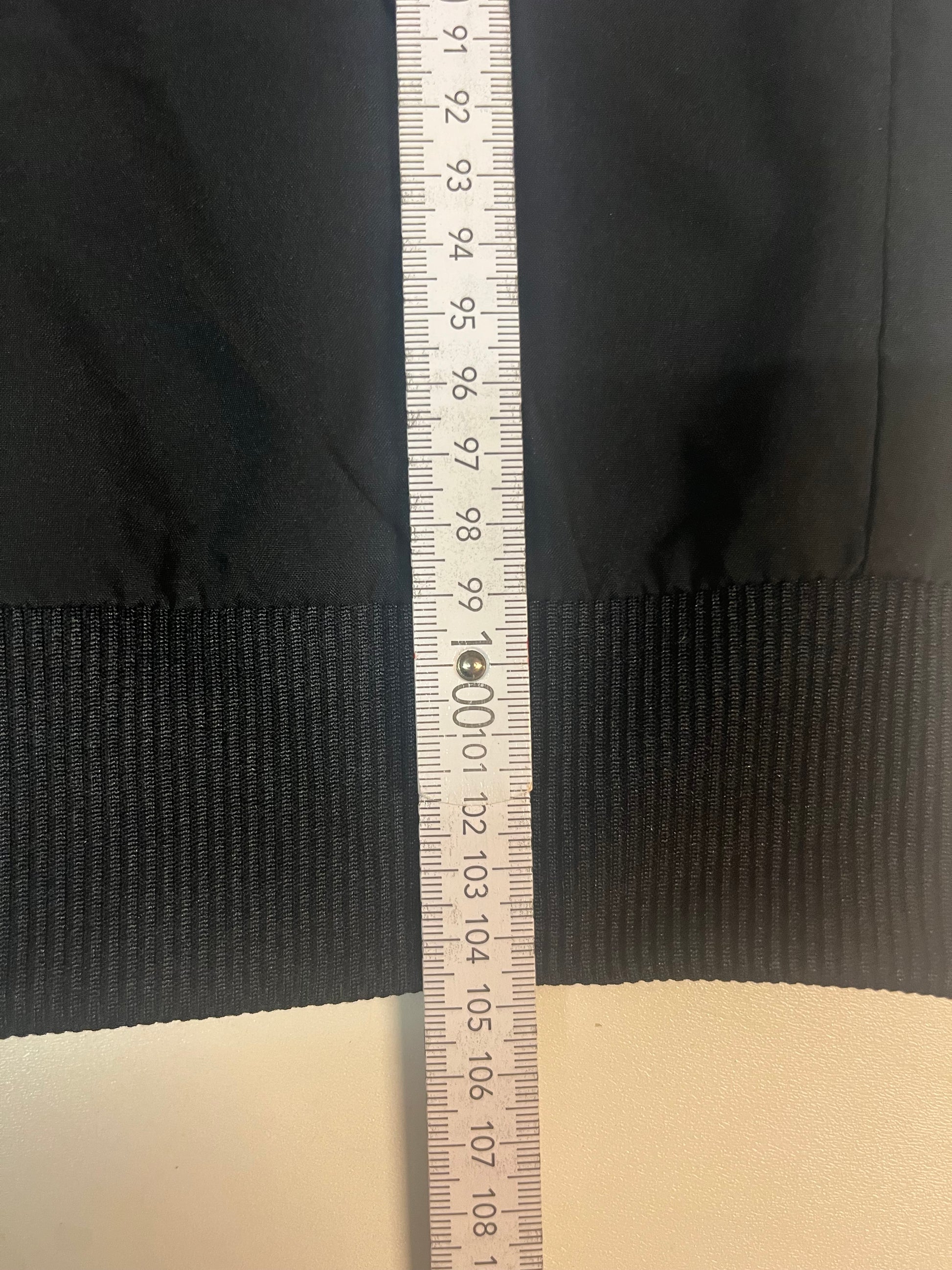 Entdecke unsere Vintage Track Pants von Nike und anderen Marken, erhältlich bei Valuxery.de - Dein Shop für trendige Vintage - Kleidung. Unsere Track Pants sind aus hochwertigen Materialien und