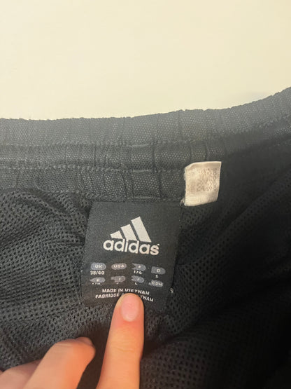 Entdecke unsere Vintage Track Pants von Nike und anderen Marken, erhältlich bei Valuxery.de - Dein Shop für trendige Vintage - Kleidung. Unsere Track Pants sind aus hochwertigen Materialien und