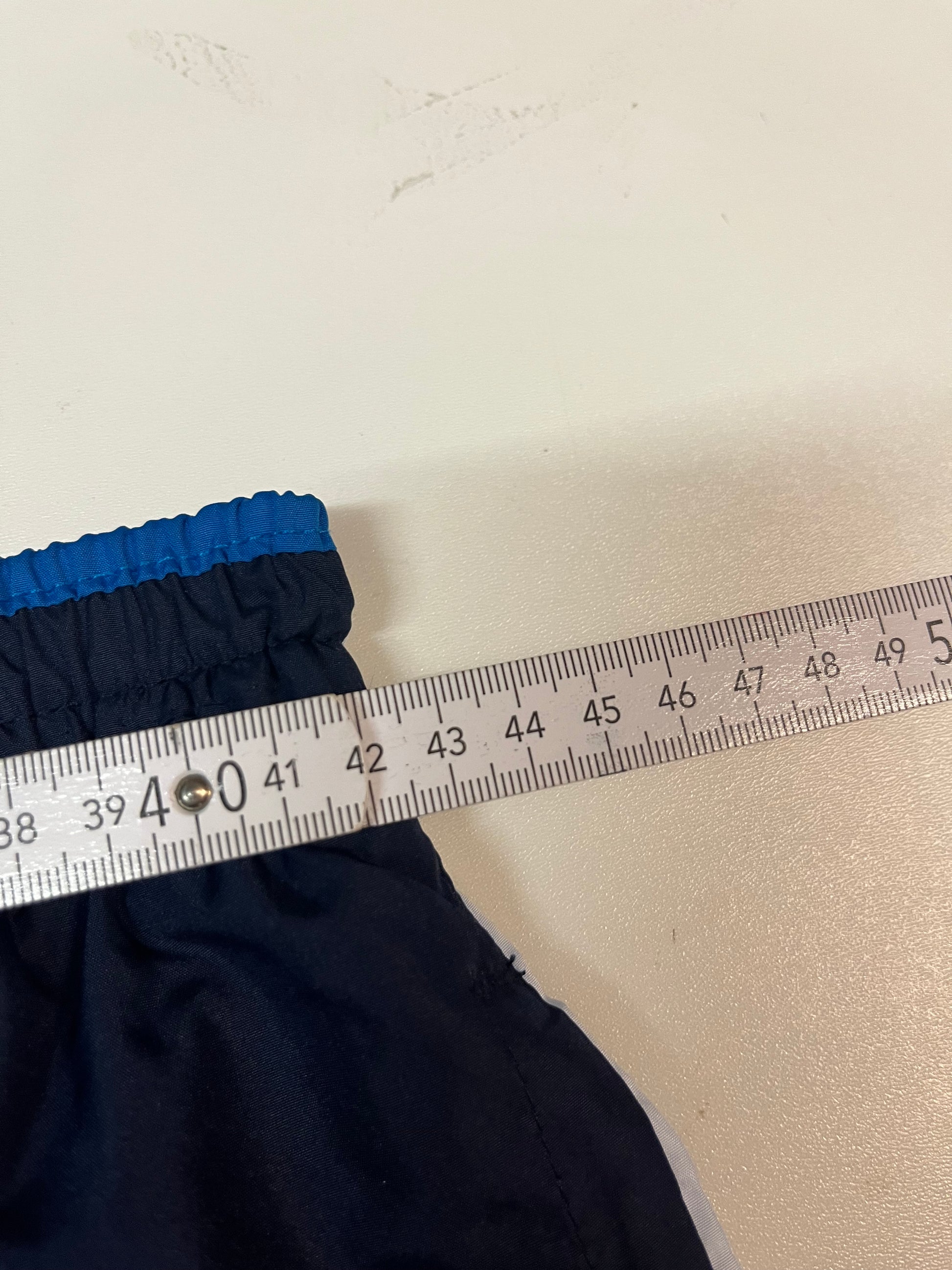 Entdecke unsere Vintage Track Pants von Nike und anderen Marken, erhältlich bei Valuxery.de - Dein Shop für trendige Vintage - Kleidung. Unsere Track Pants sind aus hochwertigen Materialien und