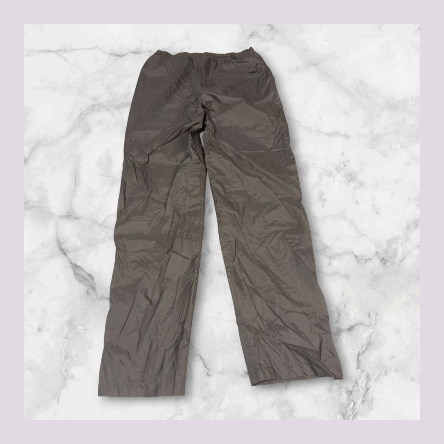 Entdecke unsere Vintage Track Pants von Nike und anderen Marken, erhältlich bei Valuxery.de - Dein Shop für trendige Vintage - Kleidung. Unsere Track Pants sind aus hochwertigen Materialien und