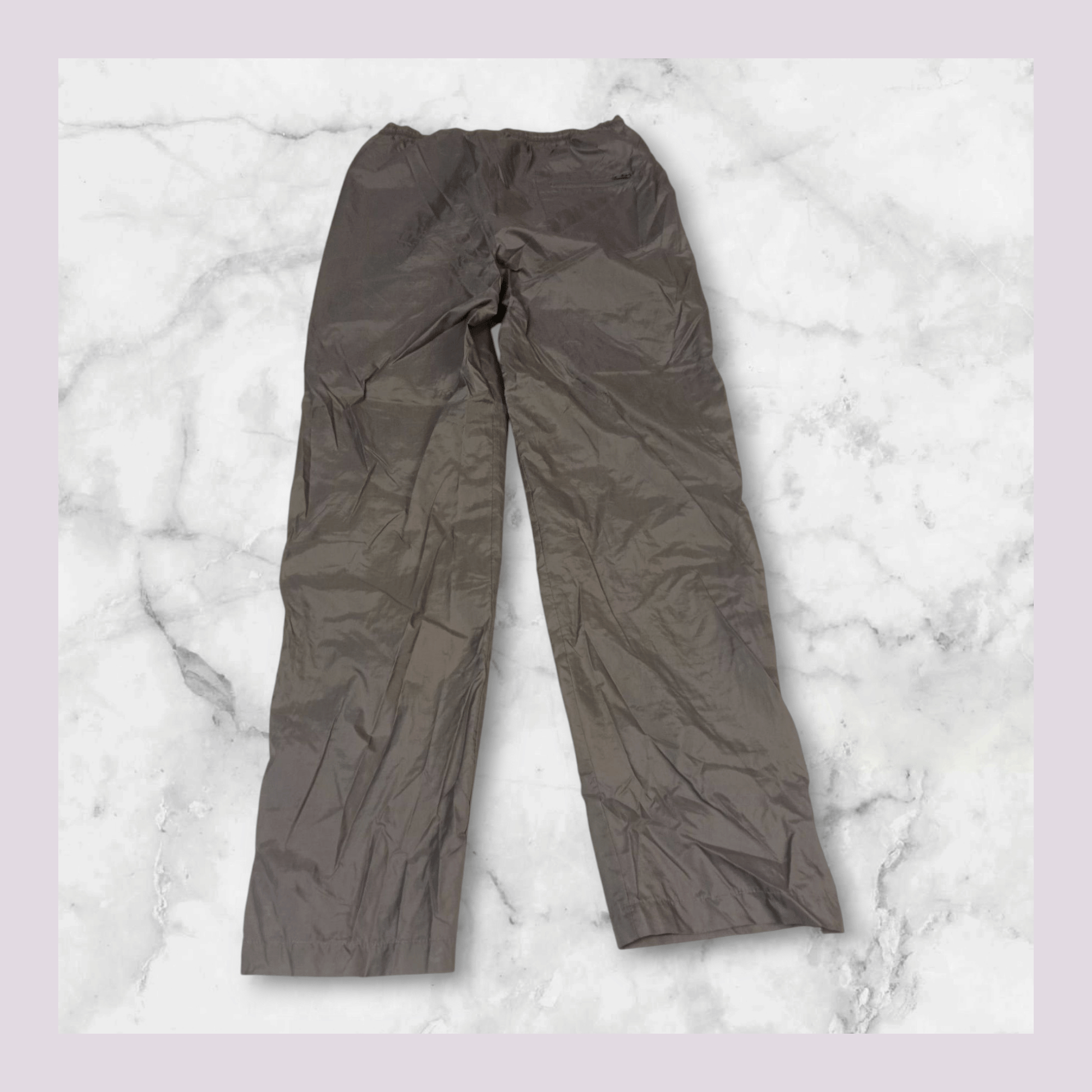 Entdecke unsere Vintage Track Pants von Nike und anderen Marken, erhältlich bei Valuxery.de - Dein Shop für trendige Vintage - Kleidung. Unsere Track Pants sind aus hochwertigen Materialien und