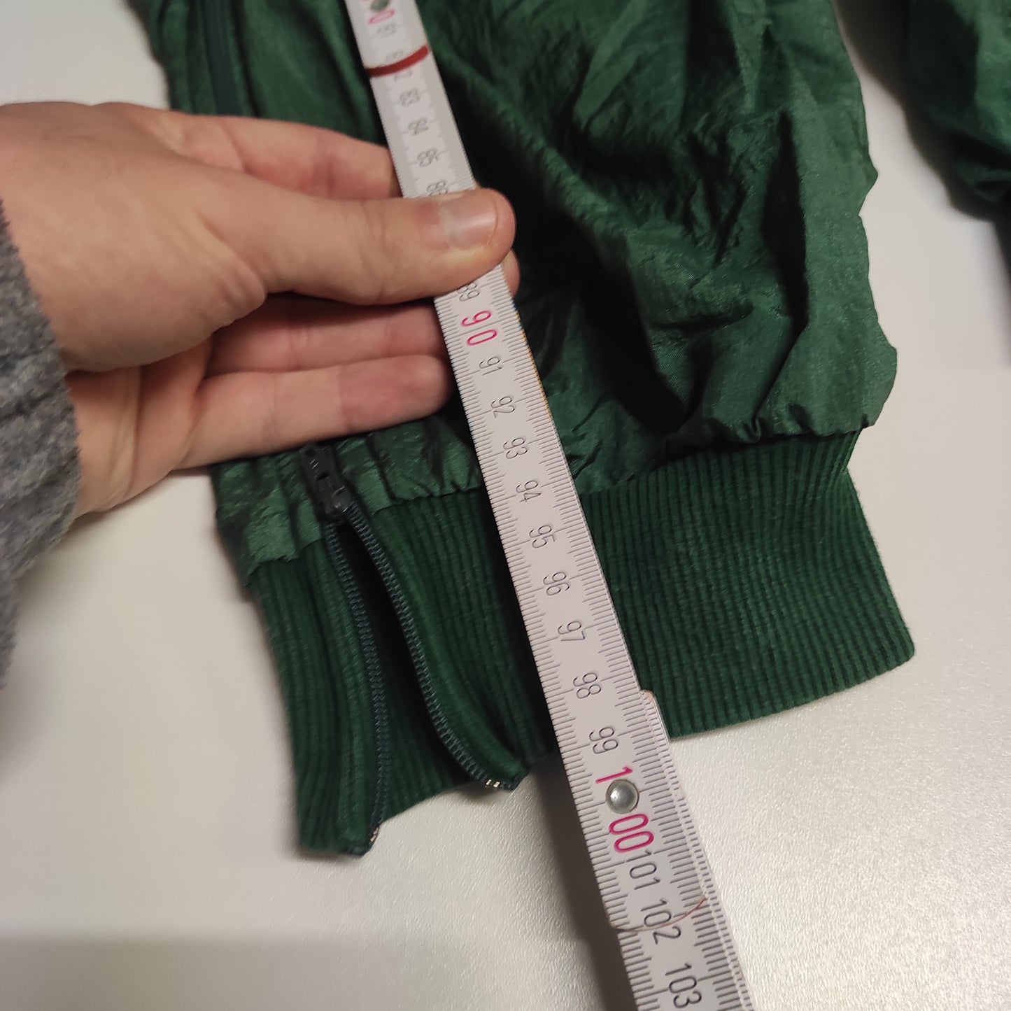 Entdecke unsere Vintage Track Pants von Nike und anderen Marken, erhältlich bei Valuxery.de - Dein Shop für trendige Vintage - Kleidung. Unsere Track Pants sind aus hochwertigen Materialien und