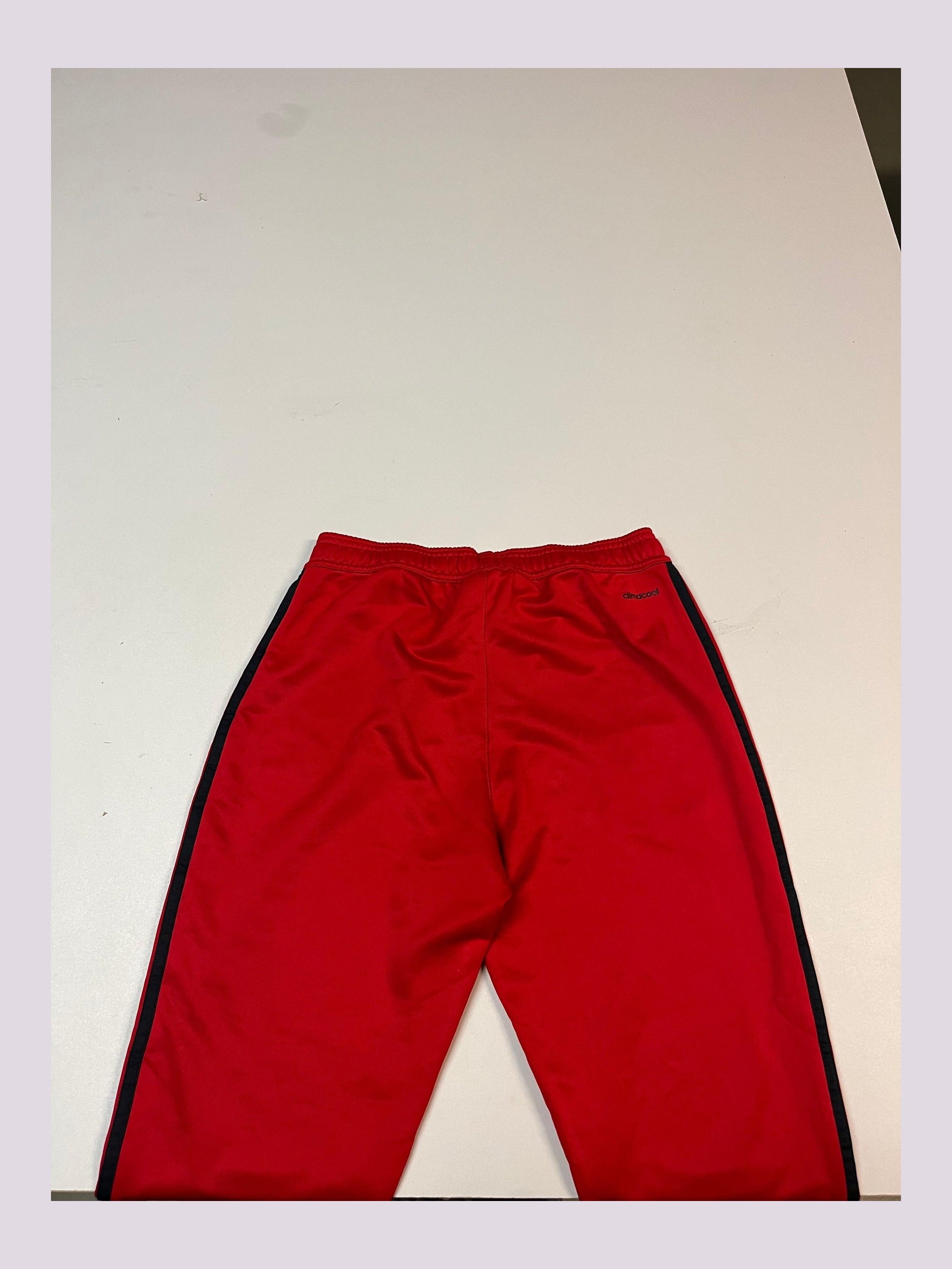 Entdecke unsere Vintage Track Pants von Nike und anderen Marken, erhältlich bei Valuxery.de - Dein Shop für trendige Vintage - Kleidung. Unsere Track Pants sind aus hochwertigen Materialien und