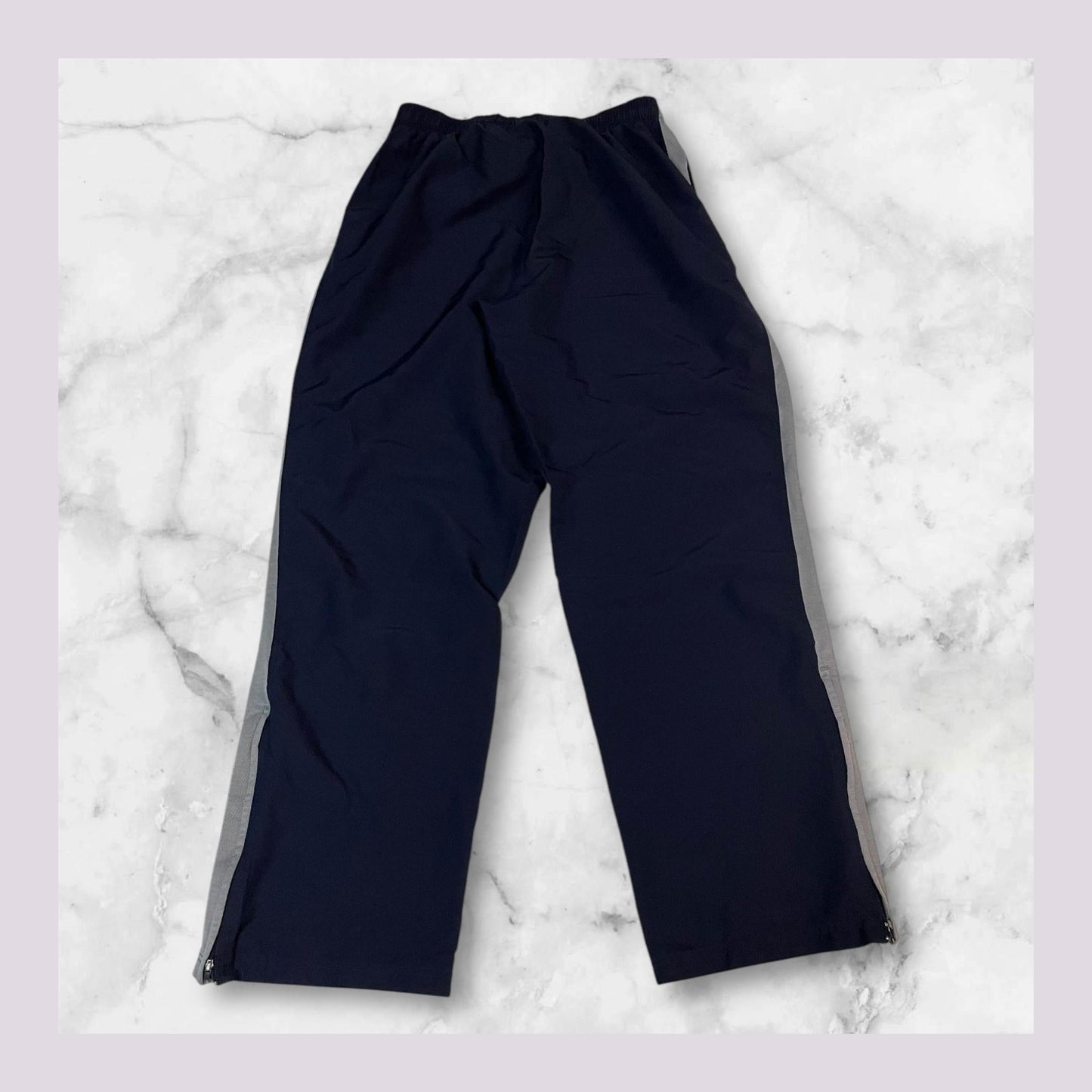 Entdecke unsere Vintage Track Pants von Nike und anderen Marken, erhältlich bei Valuxery.de - Dein Shop für trendige Vintage - Kleidung. Unsere Track Pants sind aus hochwertigen Materialien und