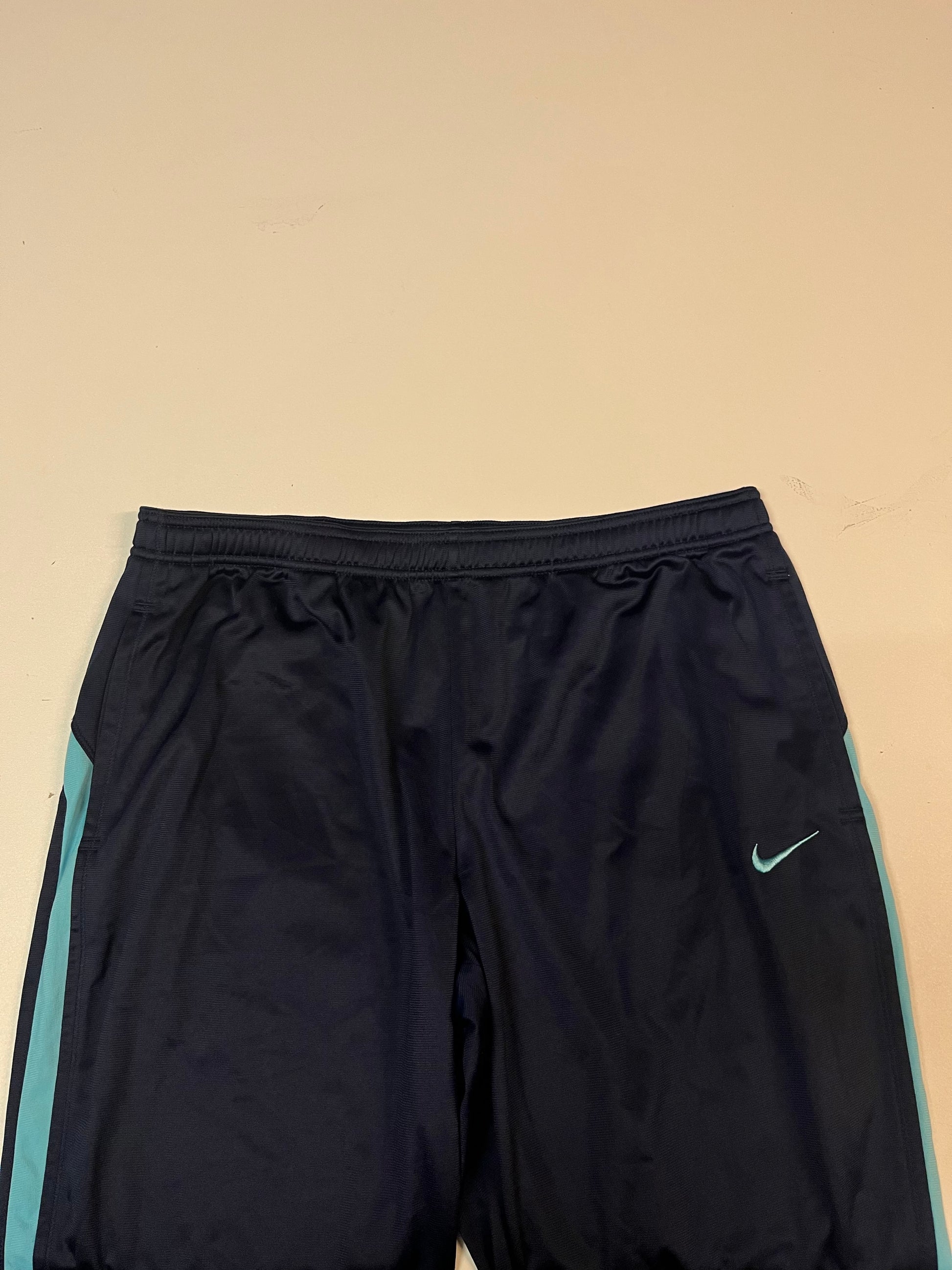 Entdecke unsere Vintage Track Pants von Nike und anderen Marken, erhältlich bei Valuxery.de - Dein Shop für trendige Vintage - Kleidung. Unsere Track Pants sind aus hochwertigen Materialien und