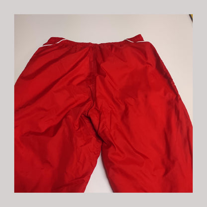 Entdecke unsere Vintage Track Pants von Nike und anderen Marken, erhältlich bei Valuxery.de - Dein Shop für trendige Vintage - Kleidung. Unsere Track Pants sind aus hochwertigen Materialien und
