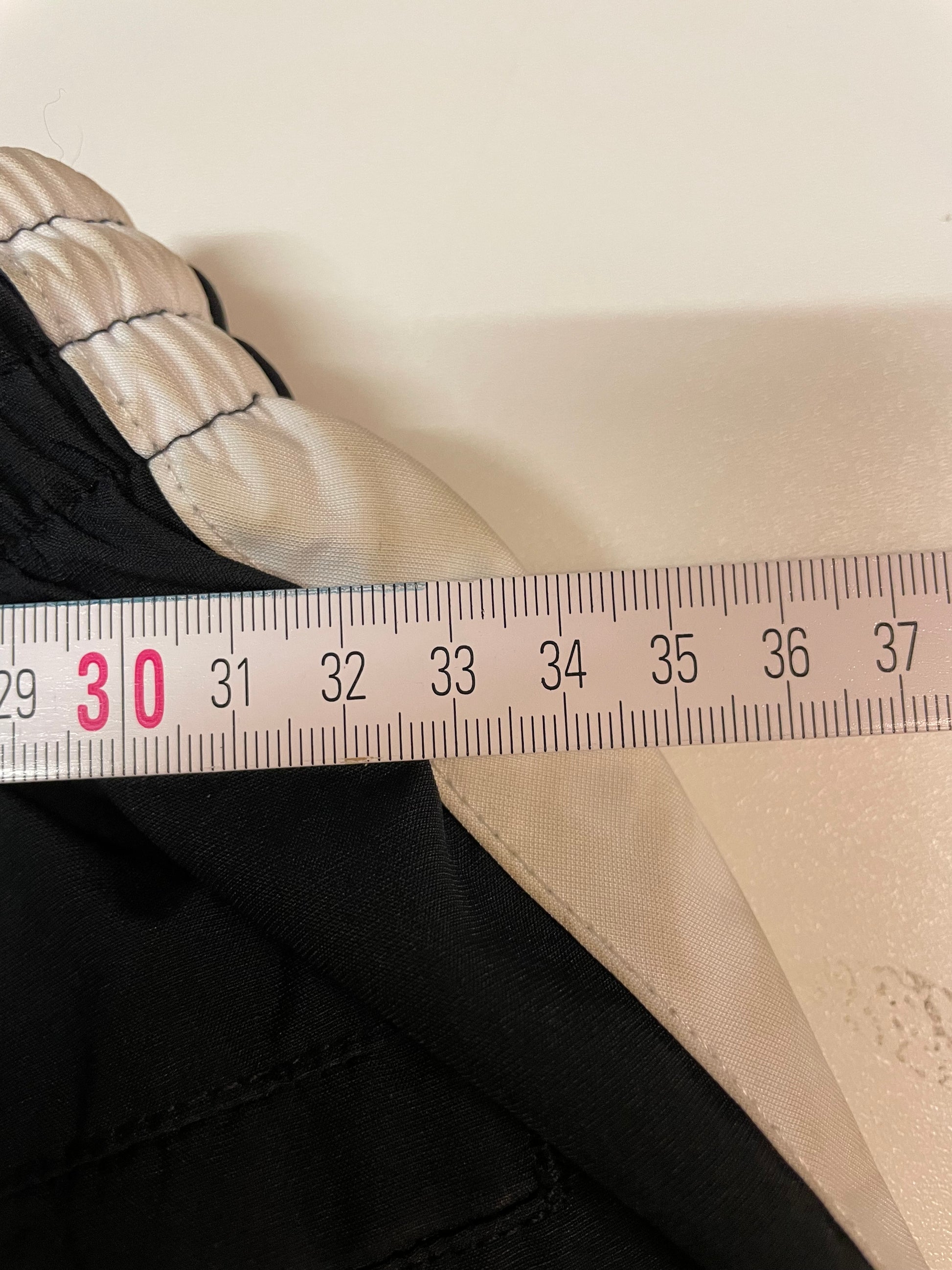 Entdecke unsere Vintage Track Pants von Nike und anderen Marken, erhältlich bei Valuxery.de - Dein Shop für trendige Vintage - Kleidung. Unsere Track Pants sind aus hochwertigen Materialien und