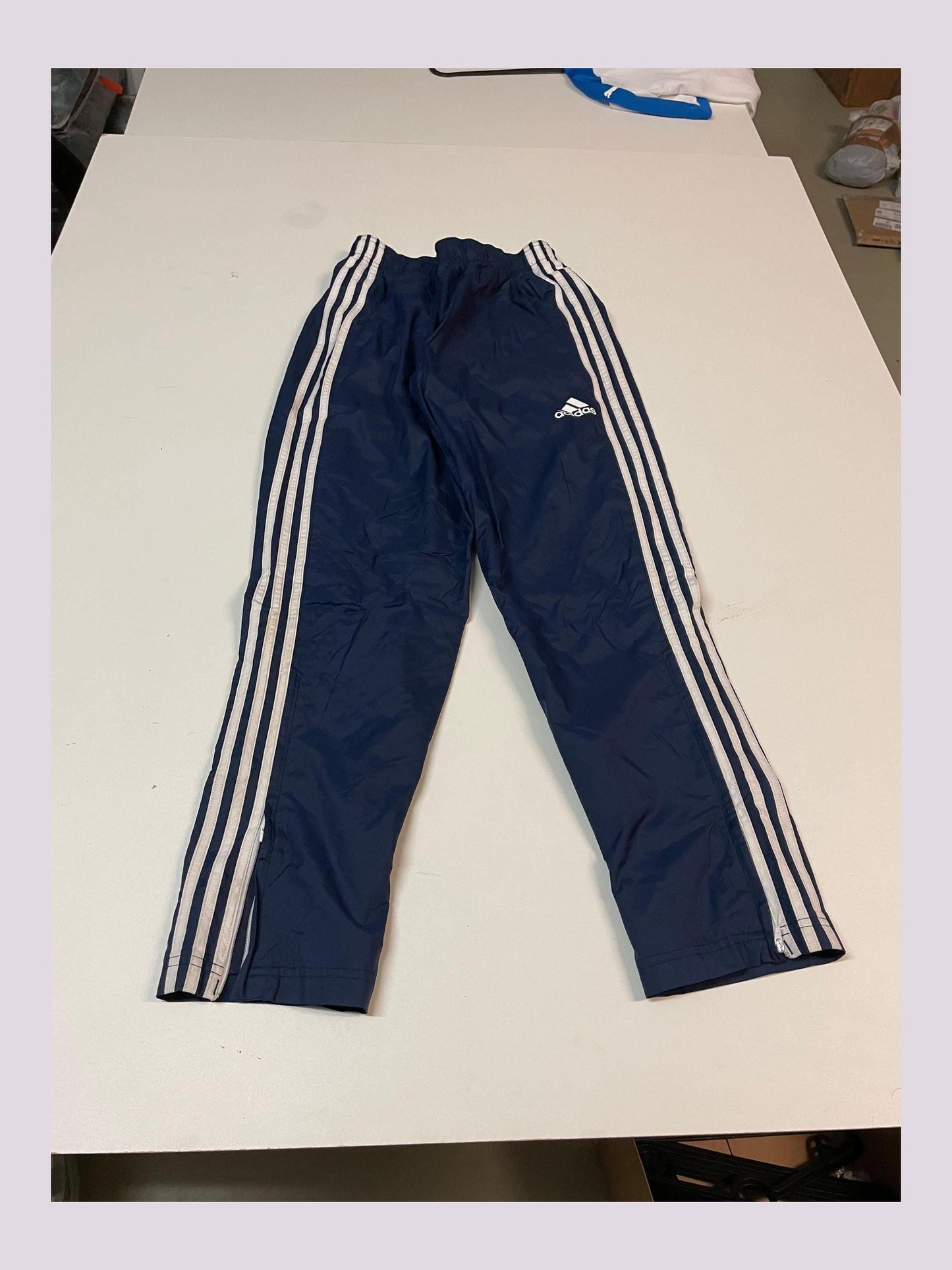 Entdecke unsere Vintage Track Pants von Nike und anderen Marken, erhältlich bei Valuxery.de - Dein Shop für trendige Vintage - Kleidung. Unsere Track Pants sind aus hochwertigen Materialien und