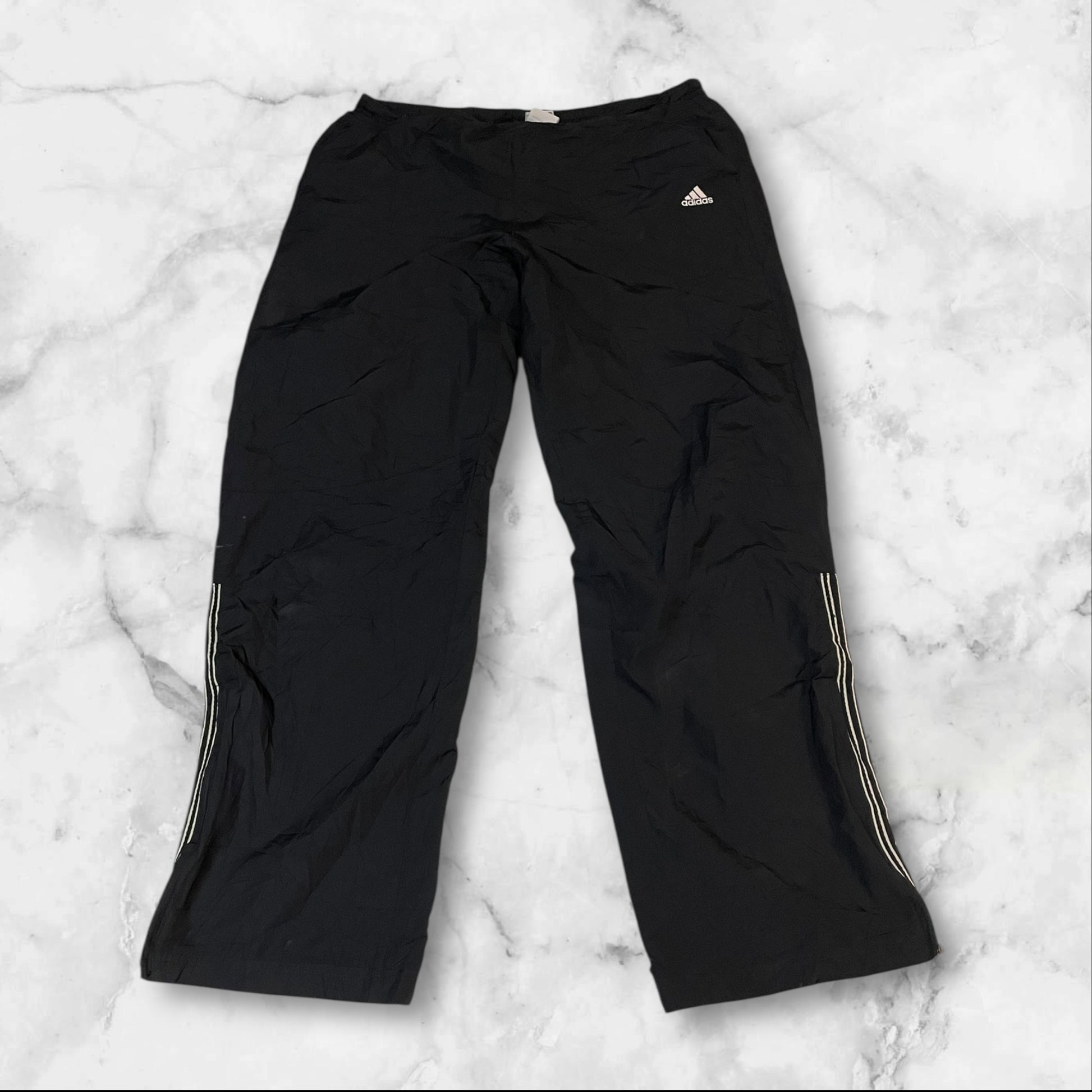 Entdecke unsere Vintage Track Pants von Nike und anderen Marken, erhältlich bei Valuxery.de - Dein Shop für trendige Vintage - Kleidung. Unsere Track Pants sind aus hochwertigen Materialien und