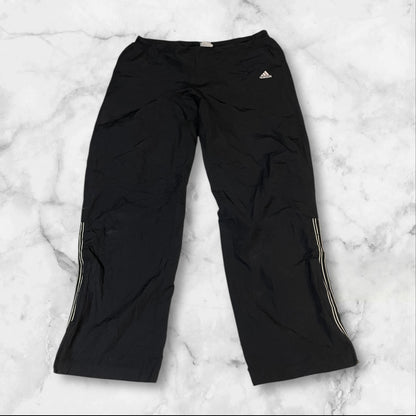 Entdecke unsere Vintage Track Pants von Nike und anderen Marken, erhältlich bei Valuxery.de - Dein Shop für trendige Vintage - Kleidung. Unsere Track Pants sind aus hochwertigen Materialien und