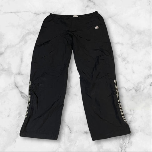 Entdecke unsere Vintage Track Pants von Nike und anderen Marken, erhältlich bei Valuxery.de - Dein Shop für trendige Vintage - Kleidung. Unsere Track Pants sind aus hochwertigen Materialien und
