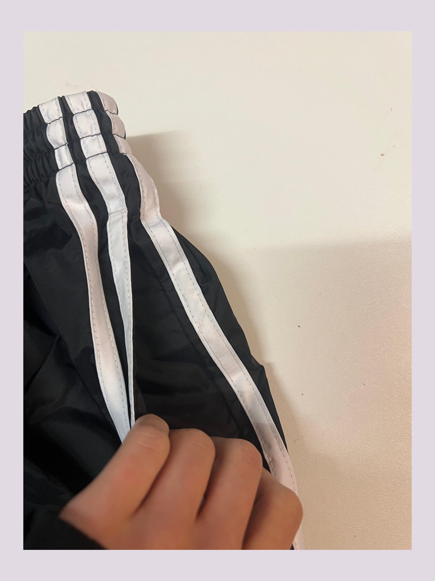 Entdecke unsere Vintage Track Pants von Nike und anderen Marken, erhältlich bei Valuxery.de - Dein Shop für trendige Vintage - Kleidung. Unsere Track Pants sind aus hochwertigen Materialien und