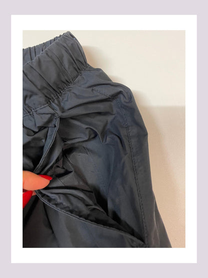 Entdecke unsere Vintage Track Pants von Nike und anderen Marken, erhältlich bei Valuxery.de - Dein Shop für trendige Vintage - Kleidung. Unsere Track Pants sind aus hochwertigen Materialien und