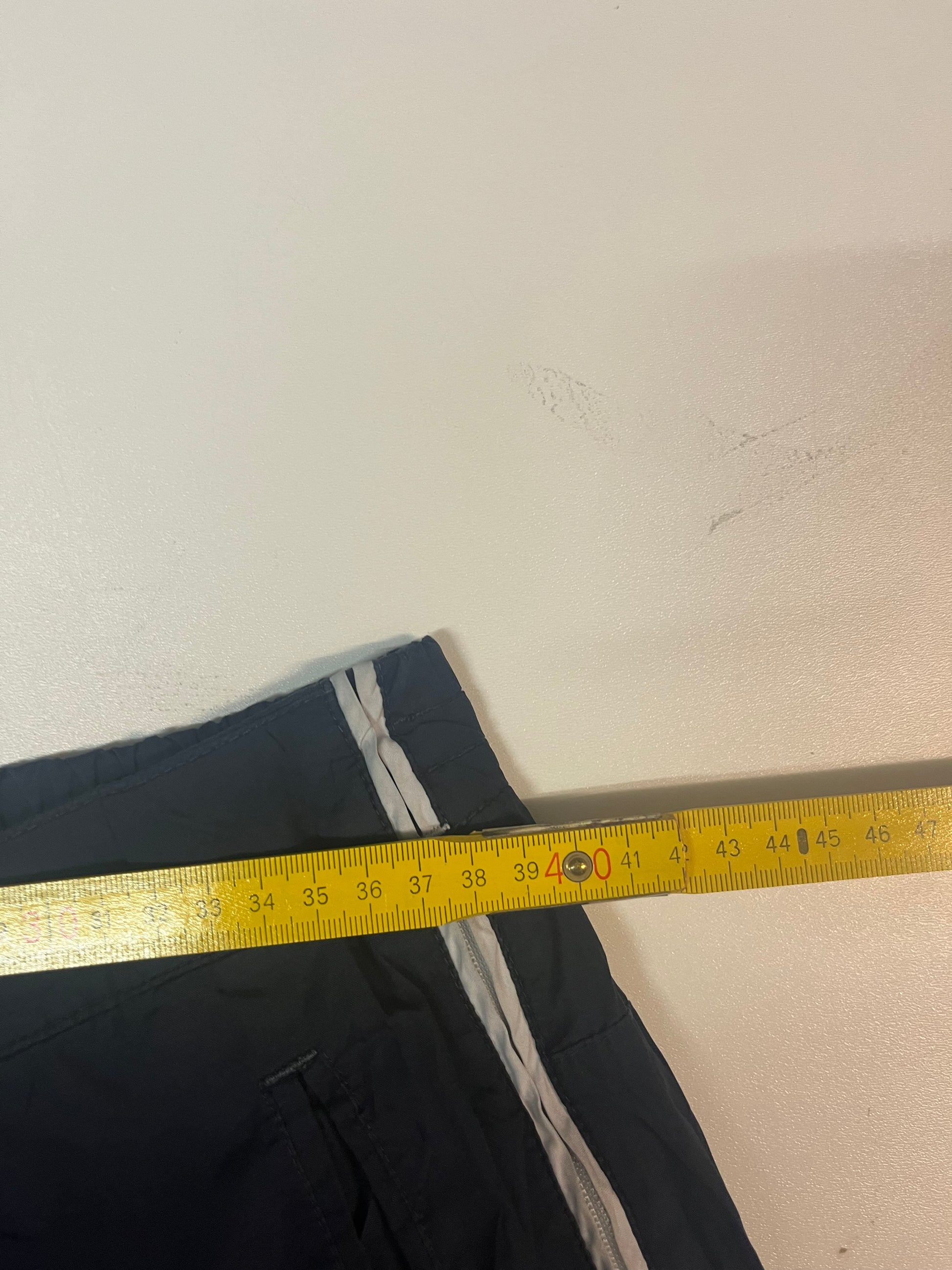 Entdecke unsere Vintage Track Pants von Nike und anderen Marken, erhältlich bei Valuxery.de - Dein Shop für trendige Vintage - Kleidung. Unsere Track Pants sind aus hochwertigen Materialien und