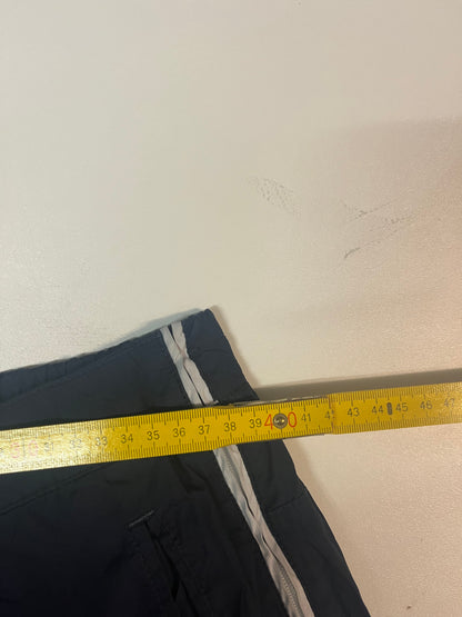 Entdecke unsere Vintage Track Pants von Nike und anderen Marken, erhältlich bei Valuxery.de - Dein Shop für trendige Vintage - Kleidung. Unsere Track Pants sind aus hochwertigen Materialien und