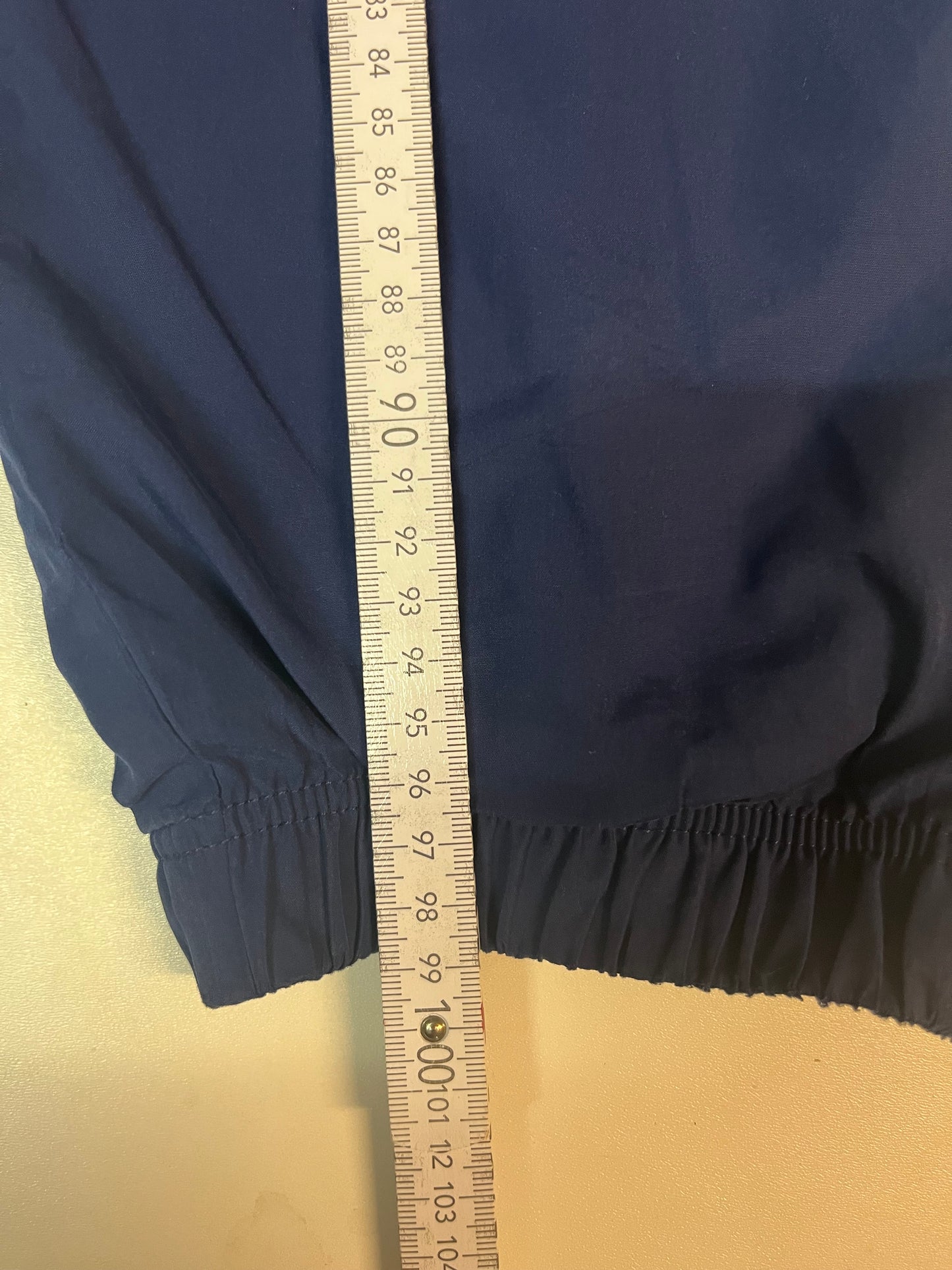 Entdecke unsere Vintage Track Pants von Nike und anderen Marken, erhältlich bei Valuxery.de - Dein Shop für trendige Vintage - Kleidung. Unsere Track Pants sind aus hochwertigen Materialien und