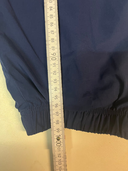 Entdecke unsere Vintage Track Pants von Nike und anderen Marken, erhältlich bei Valuxery.de - Dein Shop für trendige Vintage - Kleidung. Unsere Track Pants sind aus hochwertigen Materialien und