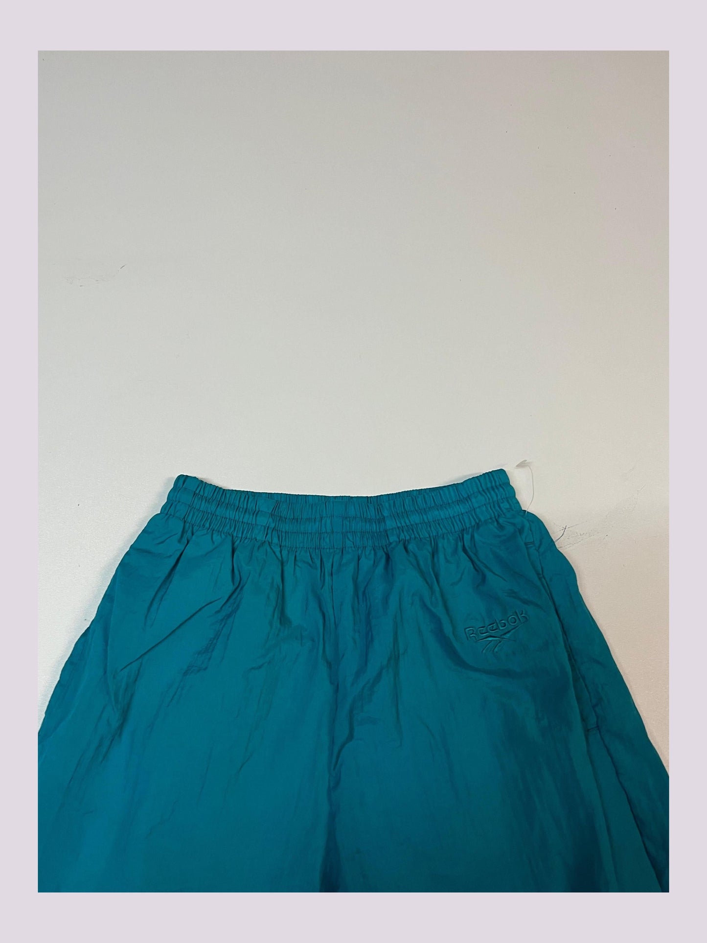 Entdecke unsere Vintage Track Pants von Nike und anderen Marken, erhältlich bei Valuxery.de - Dein Shop für trendige Vintage - Kleidung. Unsere Track Pants sind aus hochwertigen Materialien und