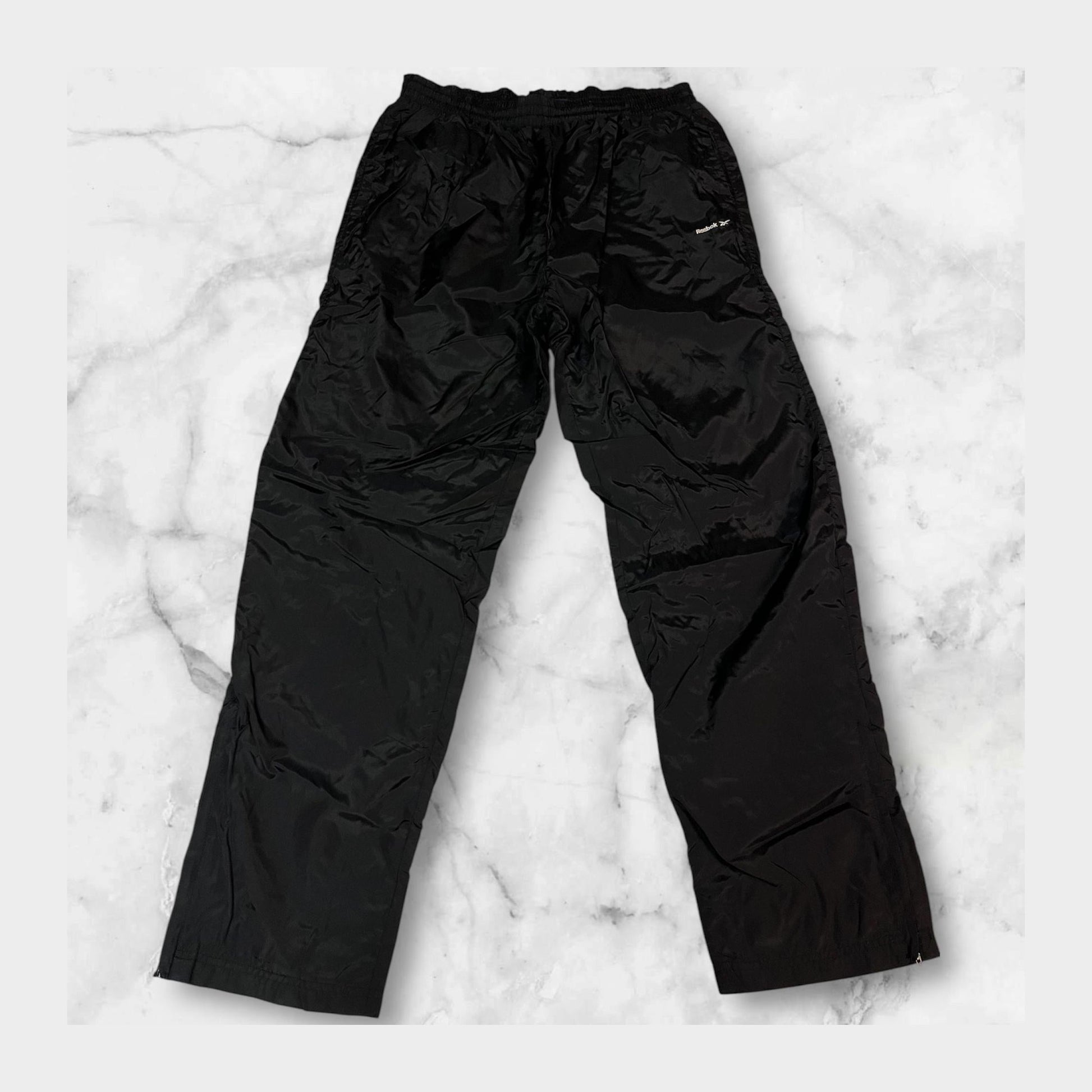 Entdecke unsere Vintage Track Pants von Nike und anderen Marken, erhältlich bei Valuxery.de - Dein Shop für trendige Vintage - Kleidung. Unsere Track Pants sind aus hochwertigen Materialien und