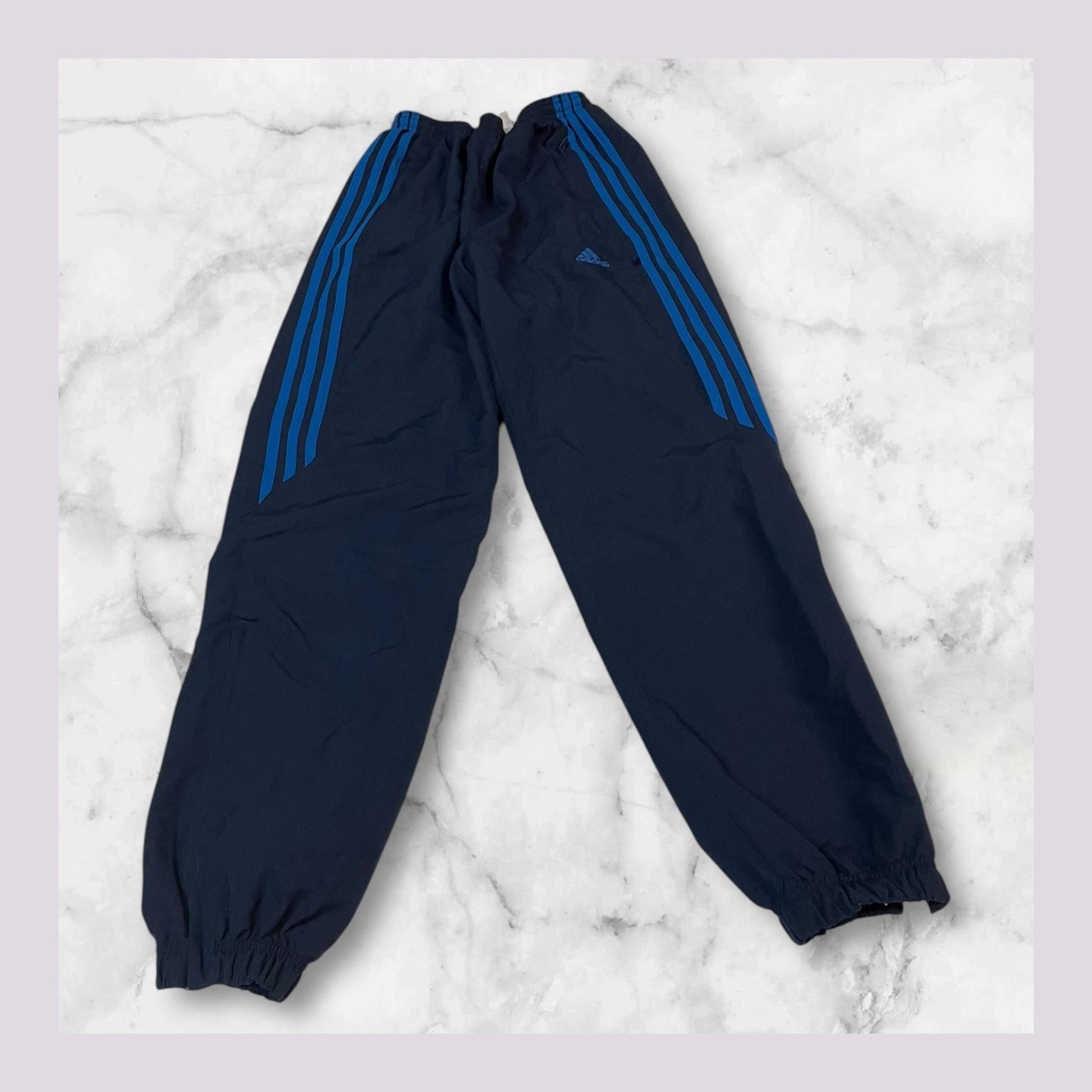 Entdecke unsere Vintage Track Pants von Nike und anderen Marken, erhältlich bei Valuxery.de - Dein Shop für trendige Vintage - Kleidung. Unsere Track Pants sind aus hochwertigen Materialien und