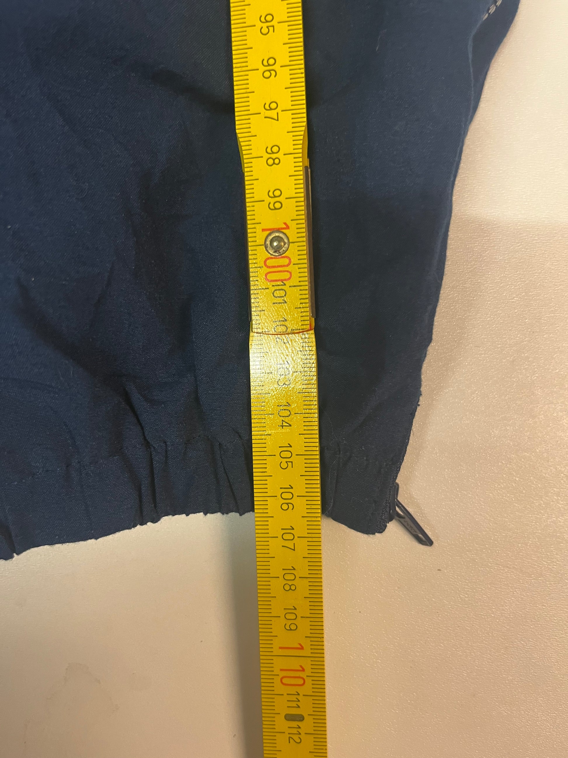 Entdecke unsere Vintage Track Pants von Nike und anderen Marken, erhältlich bei Valuxery.de - Dein Shop für trendige Vintage - Kleidung. Unsere Track Pants sind aus hochwertigen Materialien und