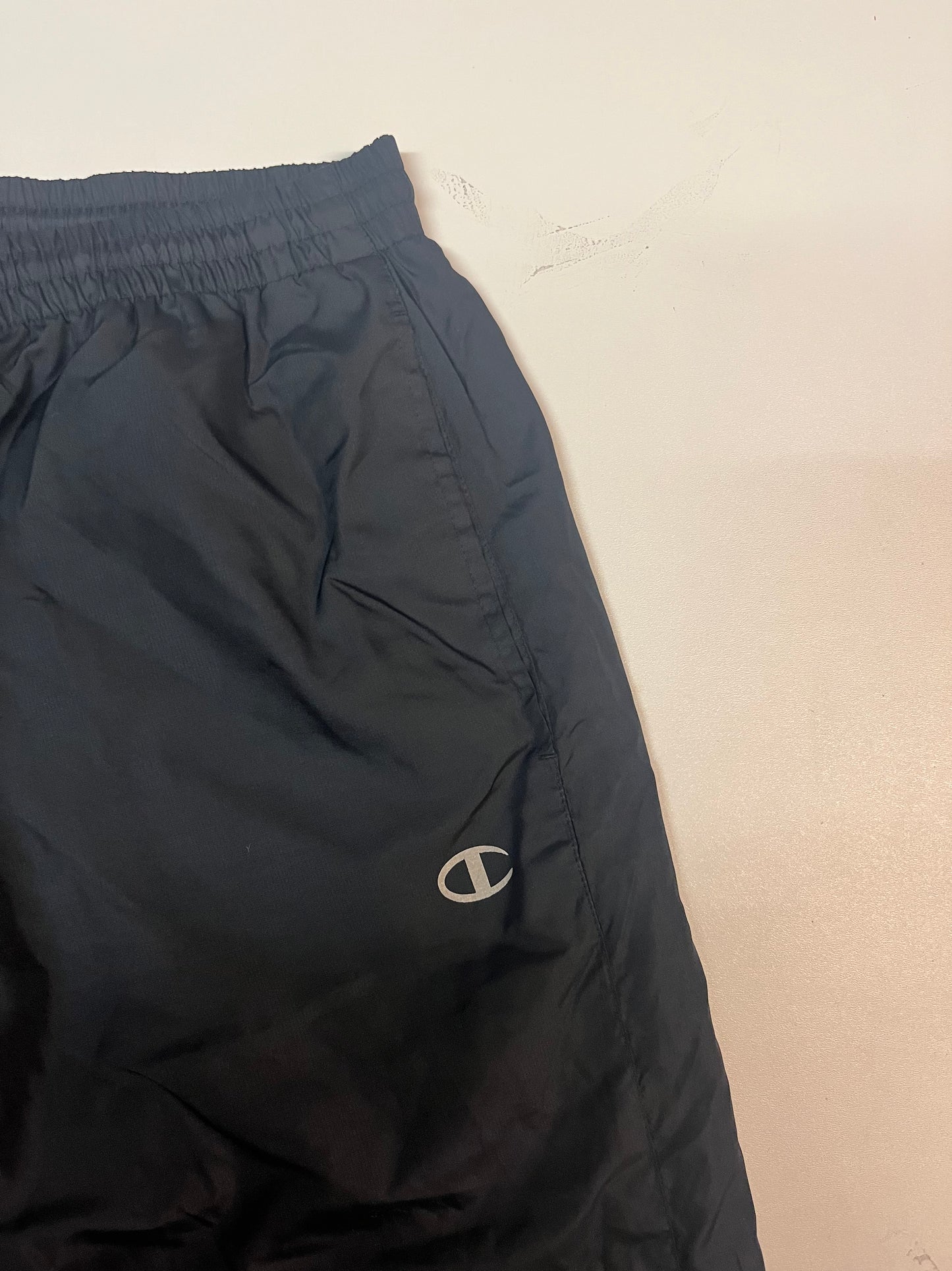 Entdecke unsere Vintage Track Pants von Nike und anderen Marken, erhältlich bei Valuxery.de - Dein Shop für trendige Vintage - Kleidung. Unsere Track Pants sind aus hochwertigen Materialien und