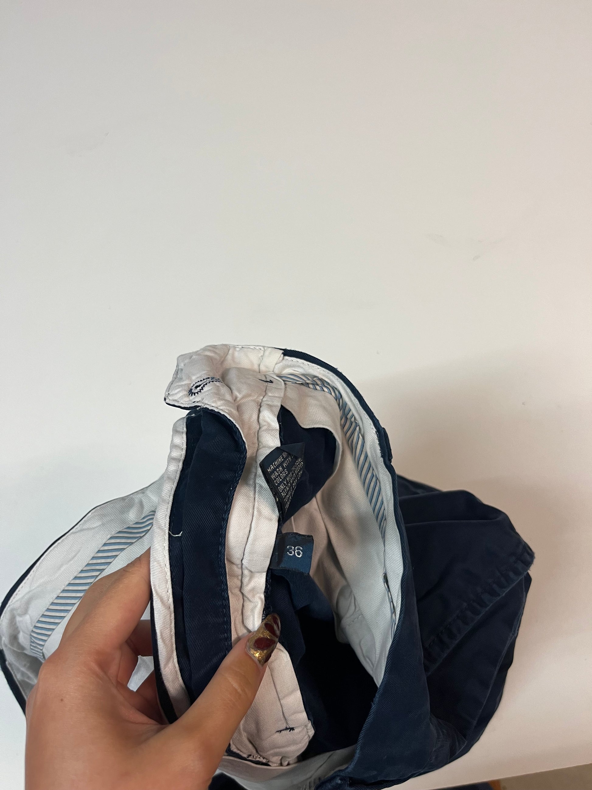 Entdecke unsere Vintage Track Pants von Nike und anderen Marken, erhältlich bei Valuxery.de - Dein Shop für trendige Vintage - Kleidung. Unsere Track Pants sind aus hochwertigen Materialien und