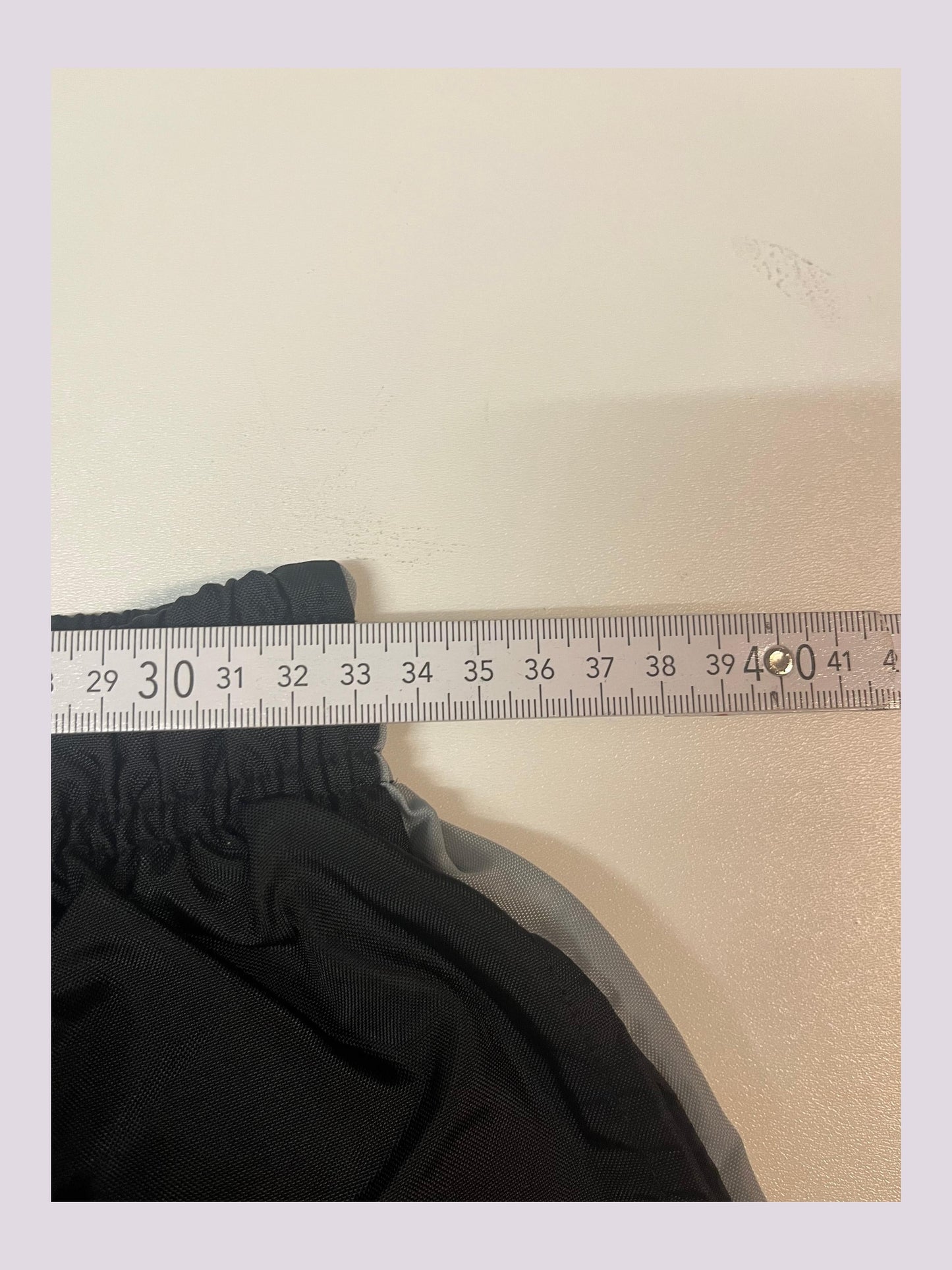 Entdecke unsere Vintage Track Pants von Nike und anderen Marken, erhältlich bei Valuxery.de - Dein Shop für trendige Vintage - Kleidung. Unsere Track Pants sind aus hochwertigen Materialien und