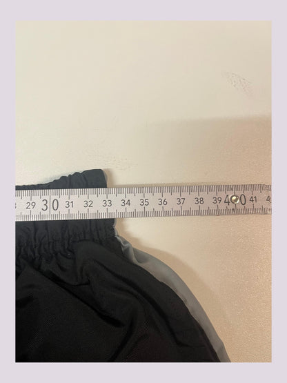 Entdecke unsere Vintage Track Pants von Nike und anderen Marken, erhältlich bei Valuxery.de - Dein Shop für trendige Vintage - Kleidung. Unsere Track Pants sind aus hochwertigen Materialien und