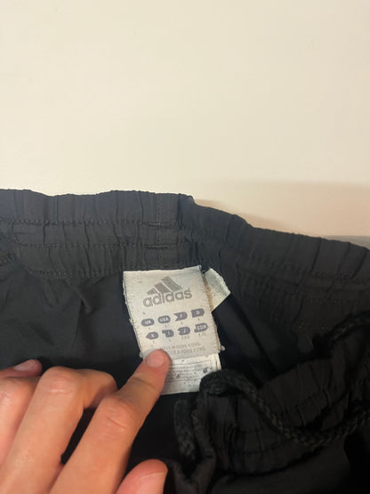 Entdecke unsere Vintage Track Pants von Nike und anderen Marken, erhältlich bei Valuxery.de - Dein Shop für trendige Vintage - Kleidung. Unsere Track Pants sind aus hochwertigen Materialien und