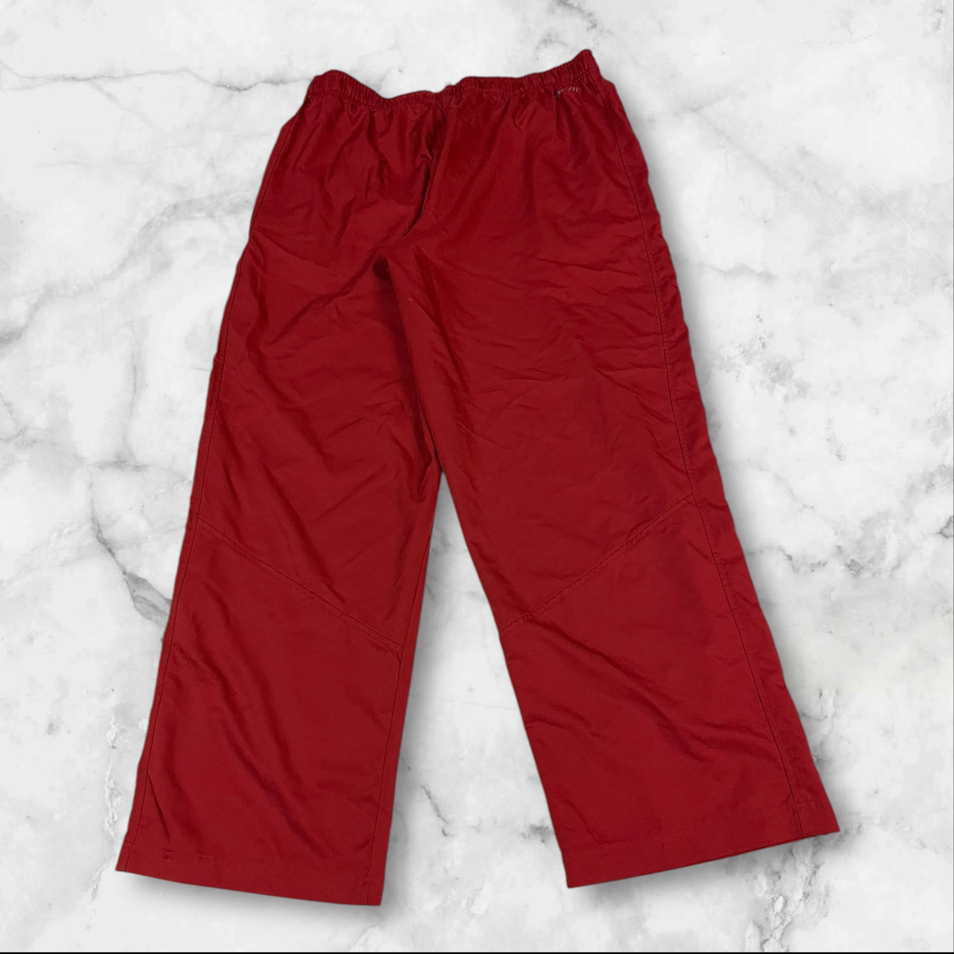 Entdecke unsere Vintage Track Pants von Nike und anderen Marken, erhältlich bei Valuxery.de - Dein Shop für trendige Vintage - Kleidung. Unsere Track Pants sind aus hochwertigen Materialien und