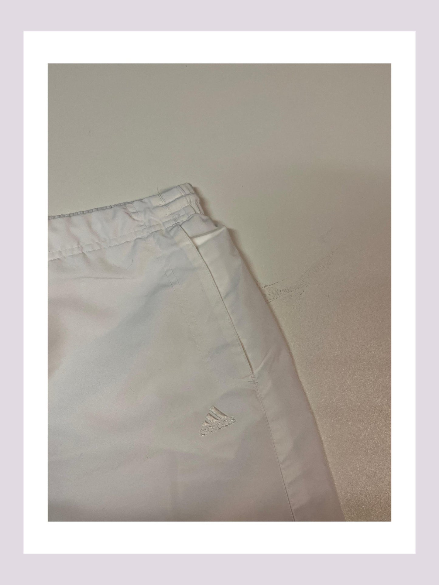 Entdecke unsere Vintage Track Pants von Nike und anderen Marken, erhältlich bei Valuxery.de - Dein Shop für trendige Vintage - Kleidung. Unsere Track Pants sind aus hochwertigen Materialien und