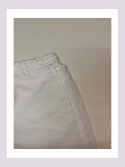 Entdecke unsere Vintage Track Pants von Nike und anderen Marken, erhältlich bei Valuxery.de - Dein Shop für trendige Vintage - Kleidung. Unsere Track Pants sind aus hochwertigen Materialien und